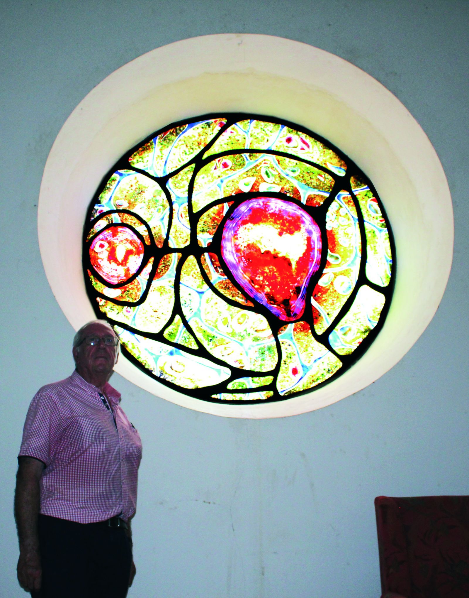 Blas Carrillo, ante una vidriera