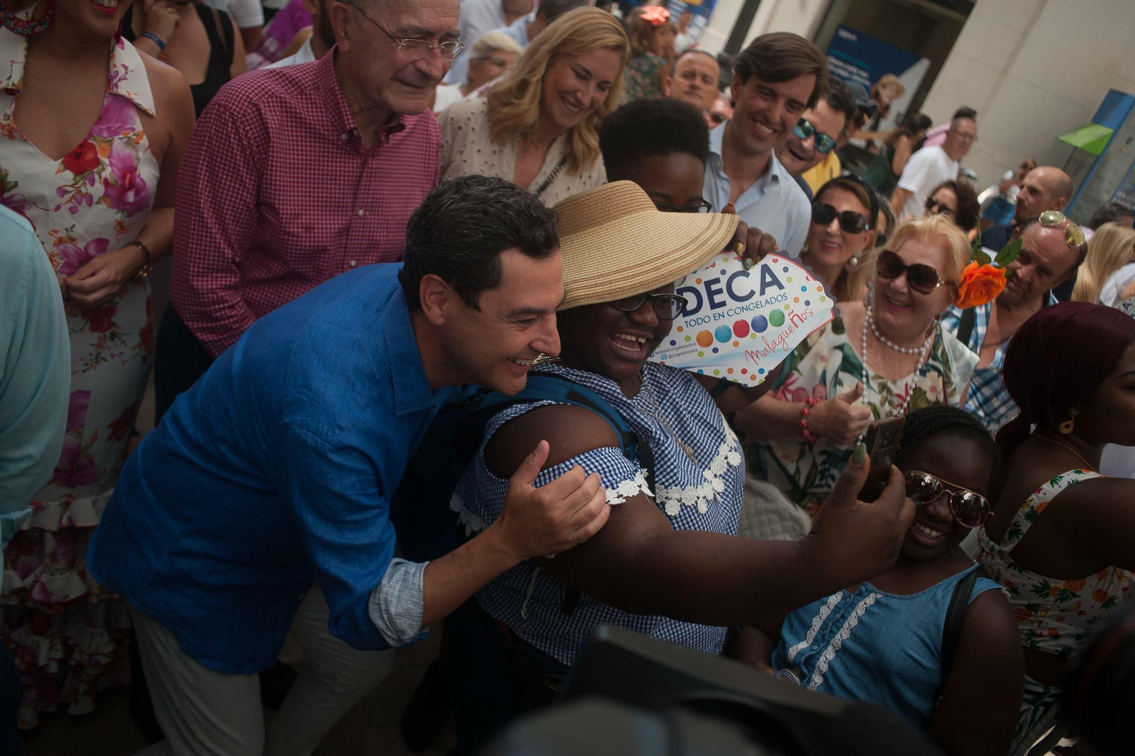 Juanma Moreno se hace un selfi con una mujer en la Feria de Málaga Juanma Moreno se hace un selfi con una mujer en la Feria de Málaga