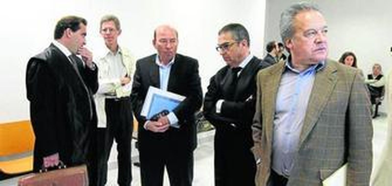 José López, en el centro de la imagen, antes de una sesión del juicio por el 'caso Asesores'. A la derecha, Pacheco.