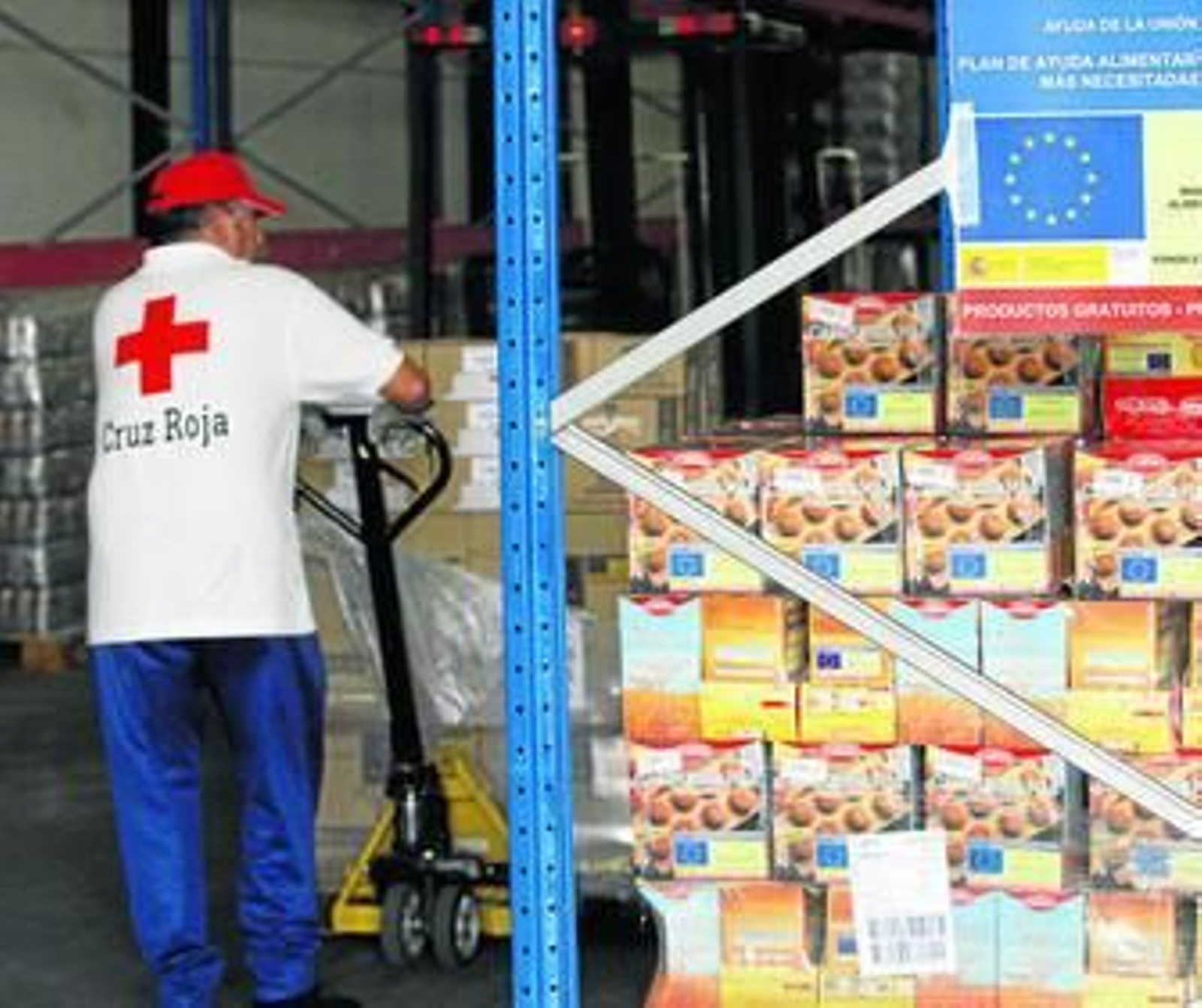 Personal de Cruz Roja carga alimentos para entregar.
