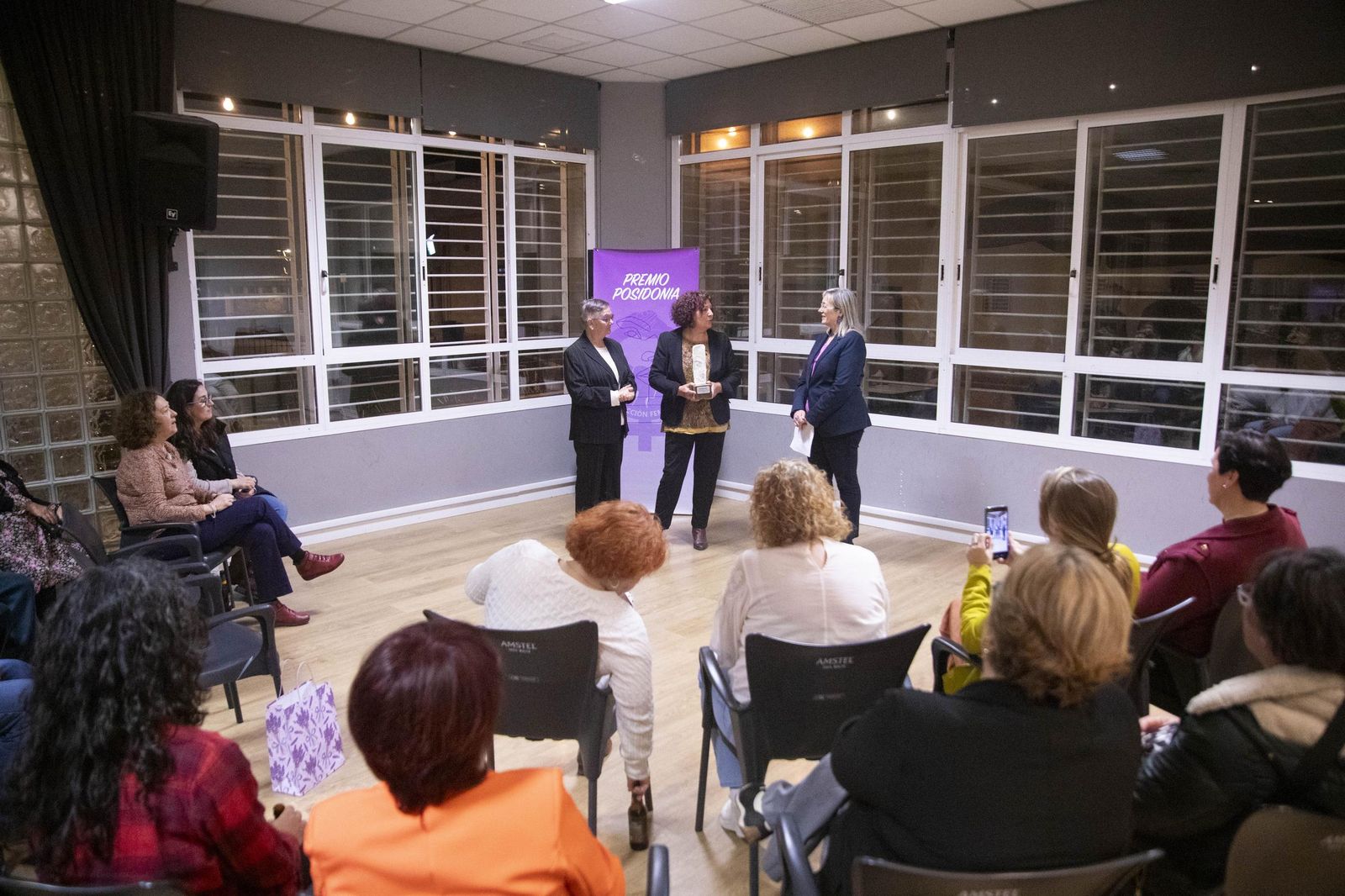 La Plataforma de Acción Feminista en Almería rinde homenaje a las mujeres de la Desbandá con su II Premio ‘Posidonia’ a Loli Sierra, vicepresidenta de la Asociación Memorialista de la Desbandá, en imágenes