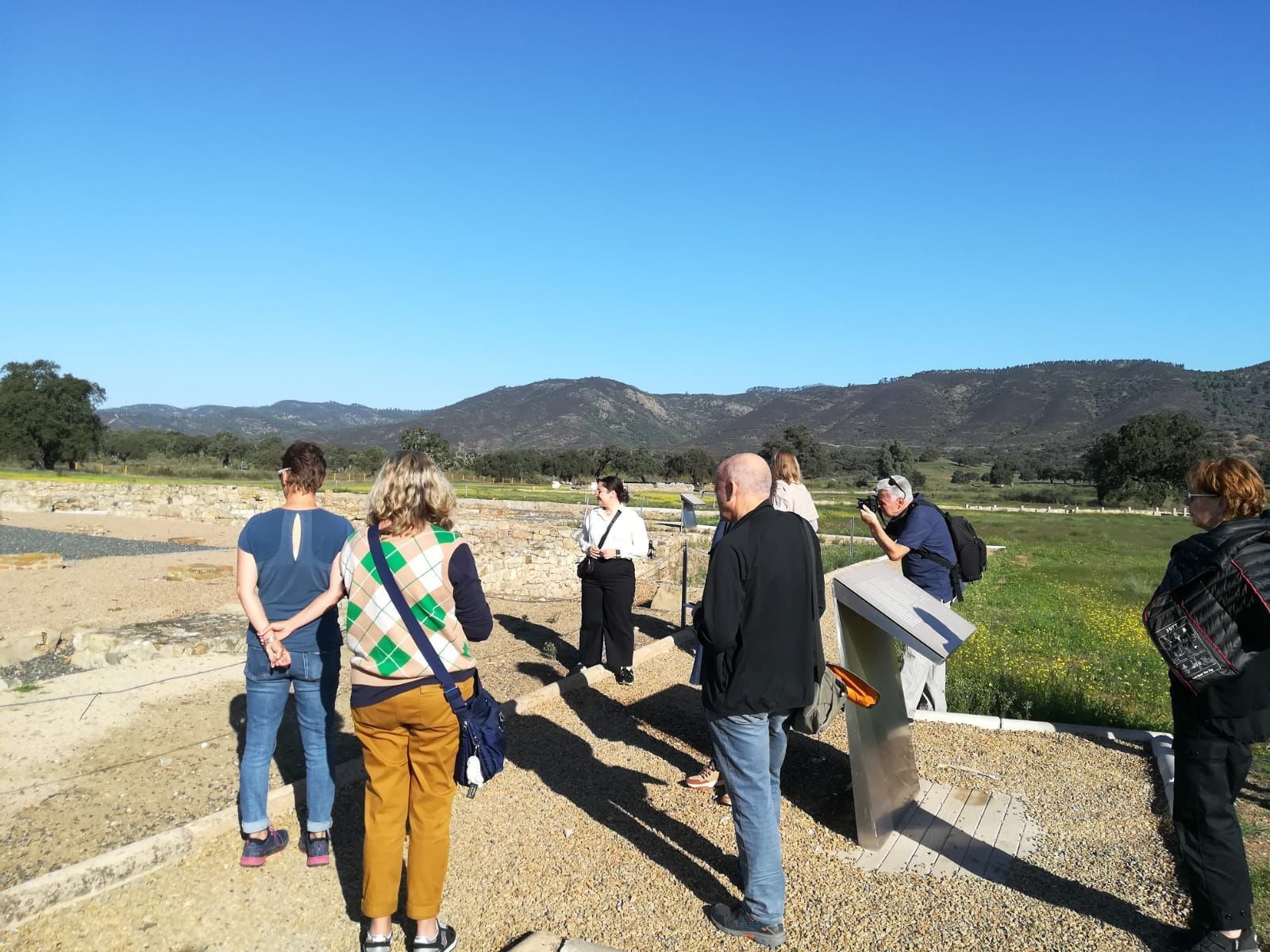 Periodistas alemanes conocen Aroche.