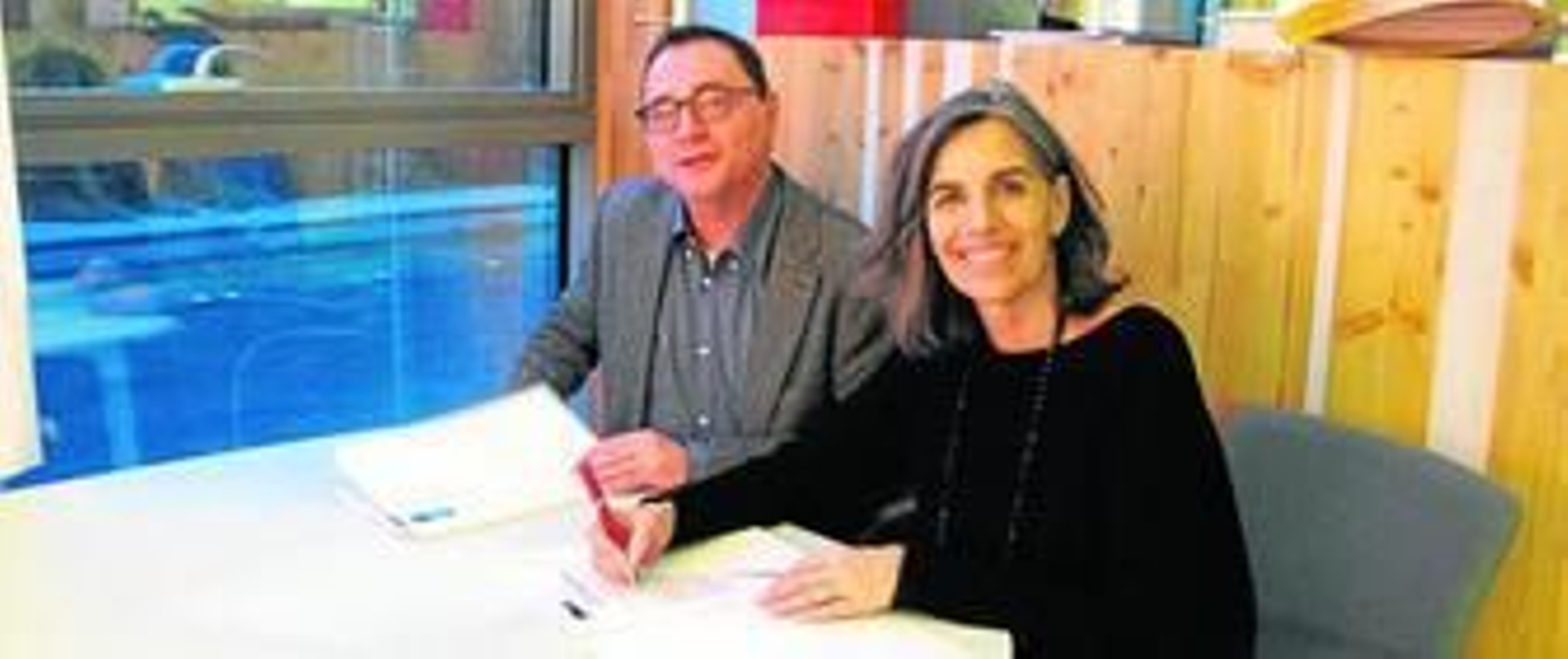 La diseñadora y presidenta del FAD, Nani Marquina, con Vicente Martínez-Cosentino, gerente del Cosentino Center Barcelona.