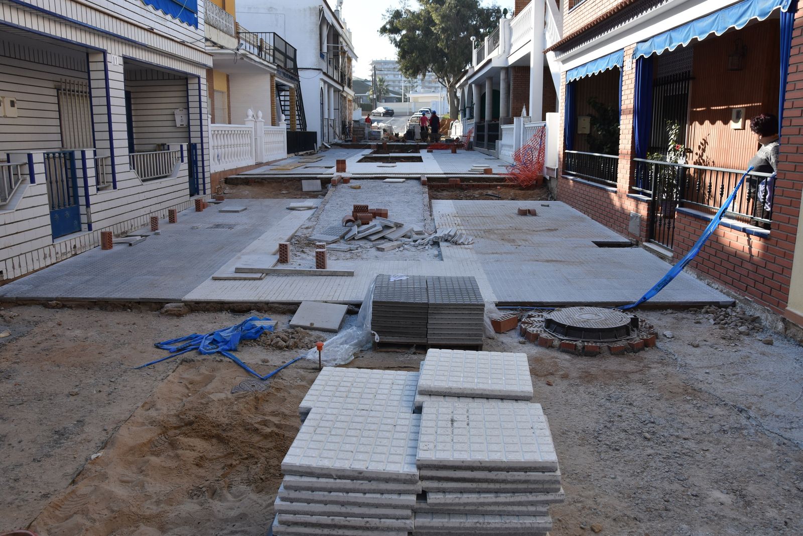 Obras de pavimentación en la calle Raya de Punta Umbría.