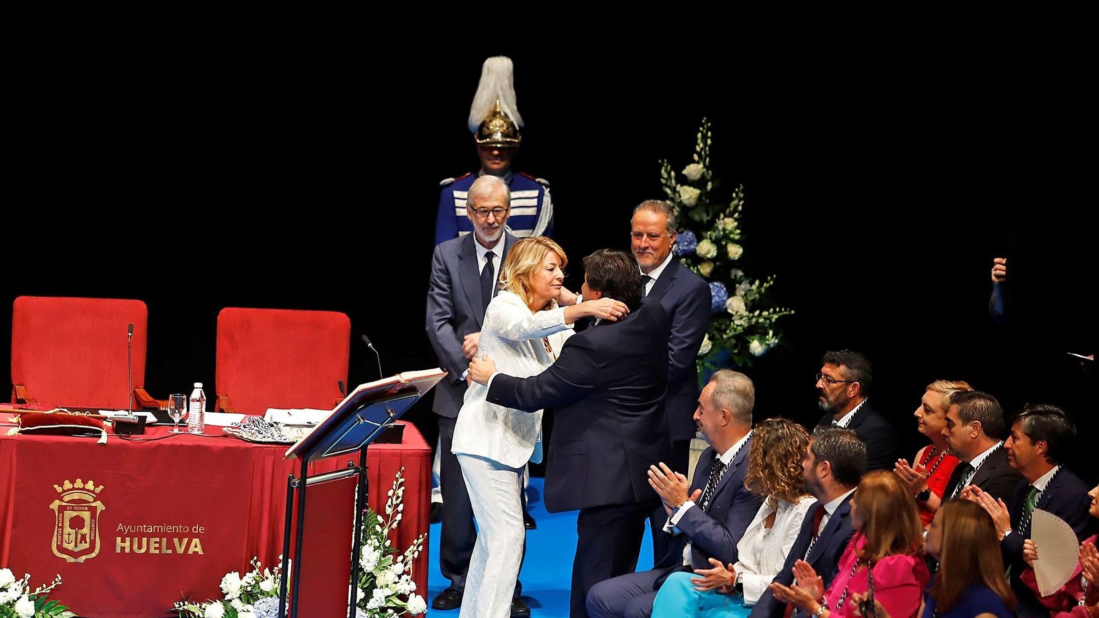 Pilar Miranda se abraza con Gabriel Cruz. Pilar Miranda se abraza con Gabriel Cruz.