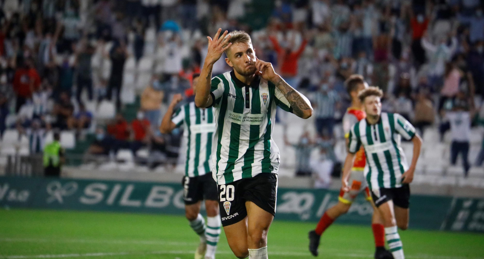Casas celebra el segundo gol del Córdoba CF al Antequera.