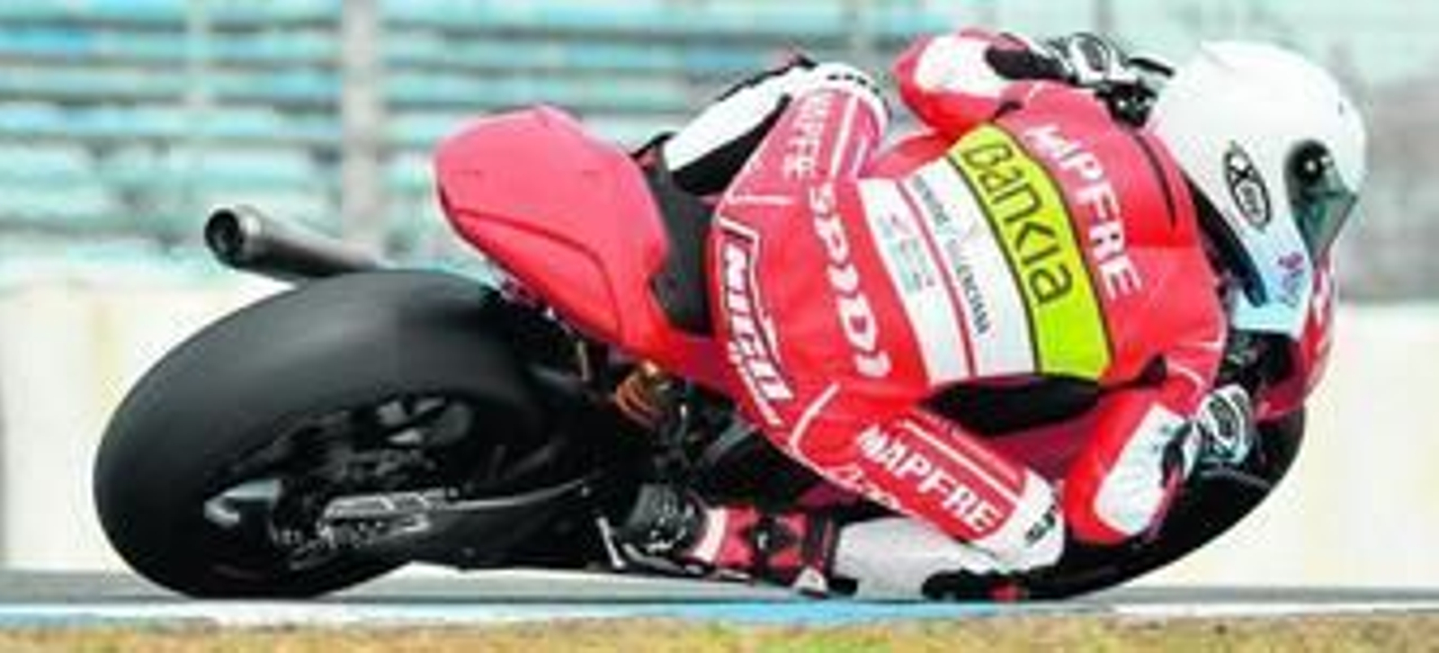 Nico Terol, tumbando la moto a la salida de la curva Expo'92 para encarar Michelín.
