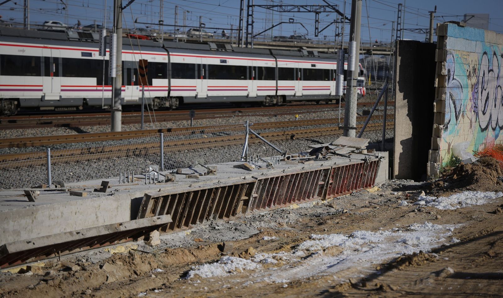 Estado de la obra de la pantalla acústica en el perímetro de Santa Justa, este lunes 6 de noviembre.