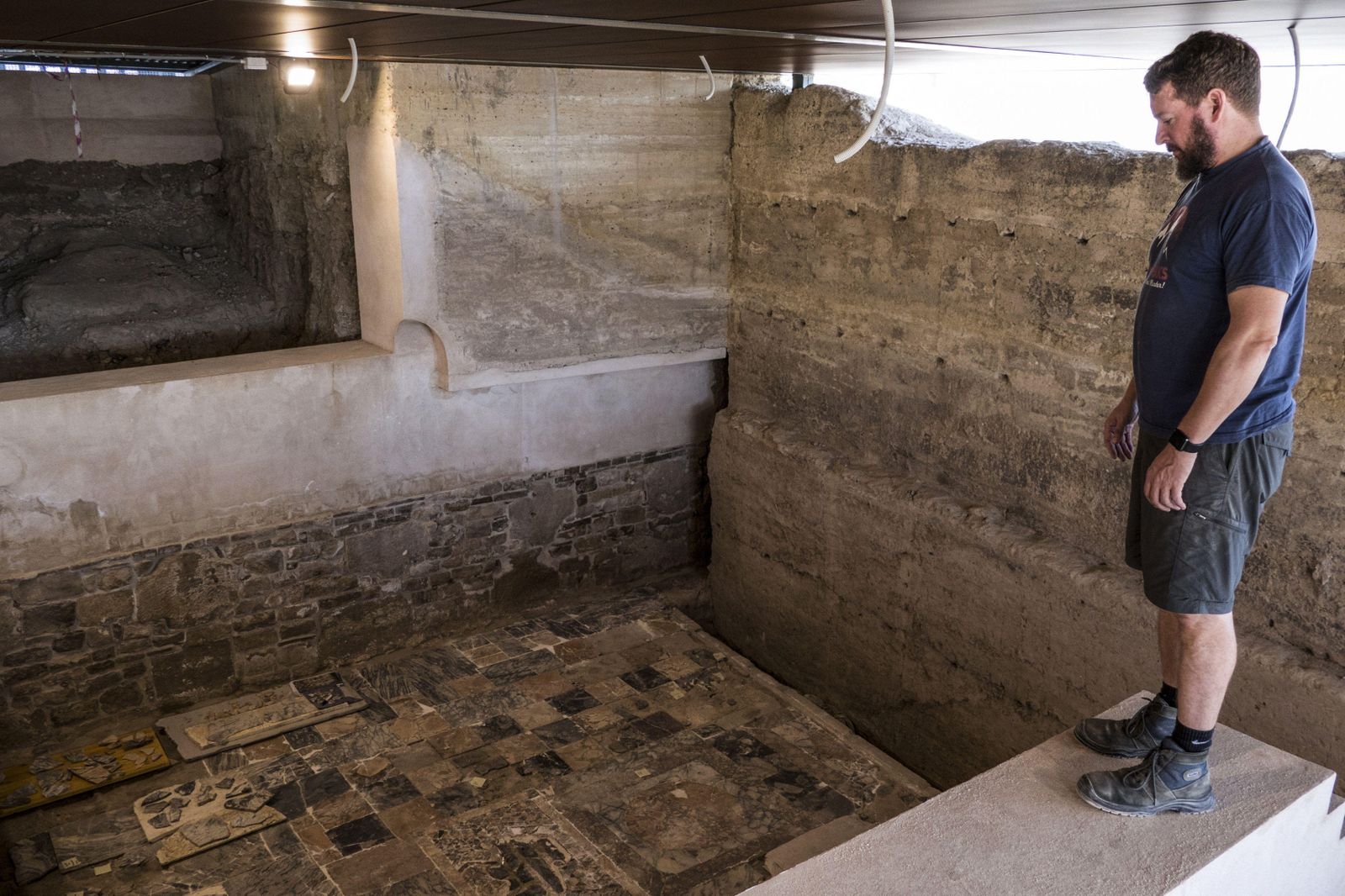 El arquitecto municipal, junto al pavimento hallado en una excavación en el centro de Écija.