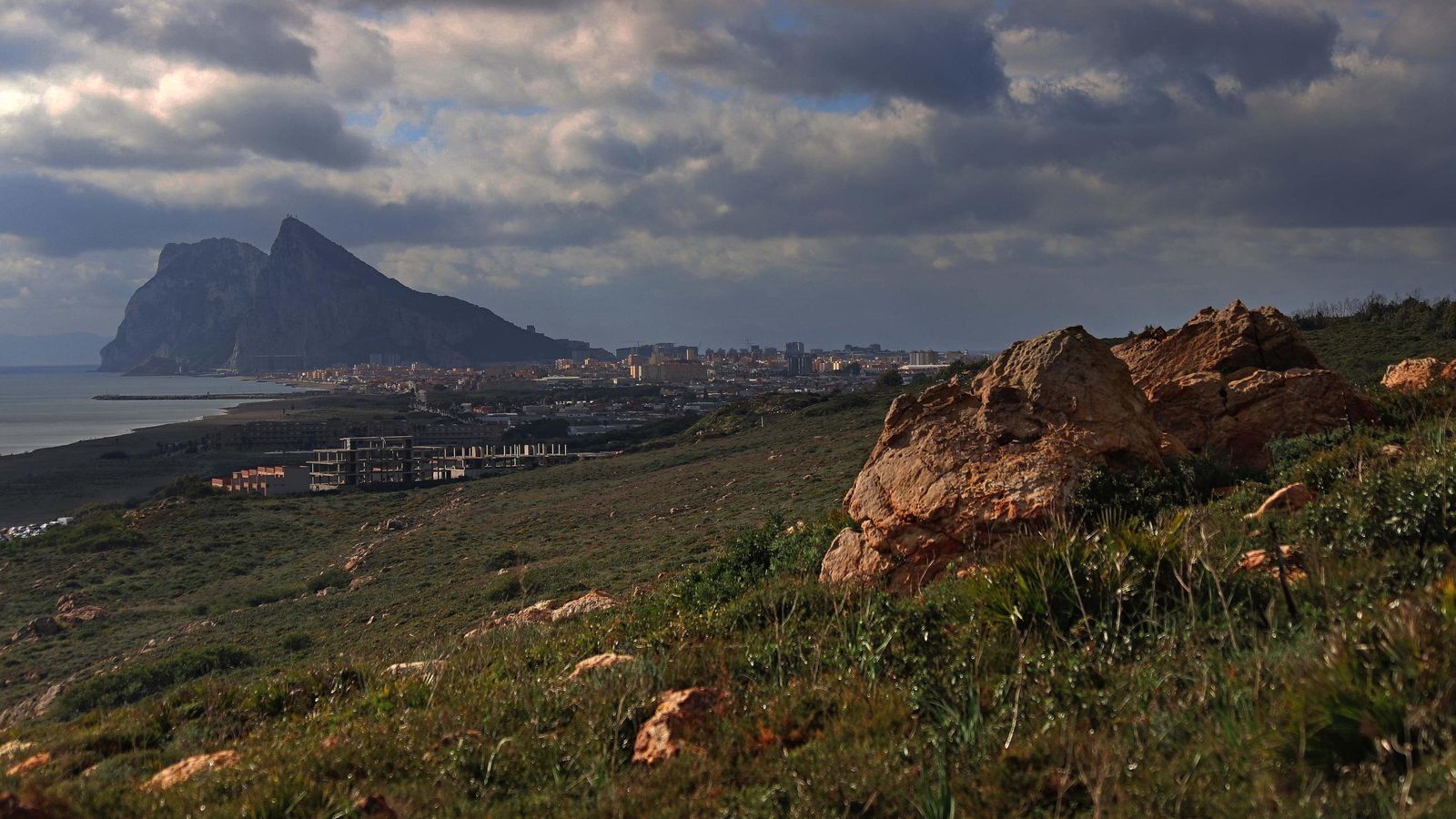 Paraje del enclave natural de Los Portichuelos, con Gibraltar al fondo.