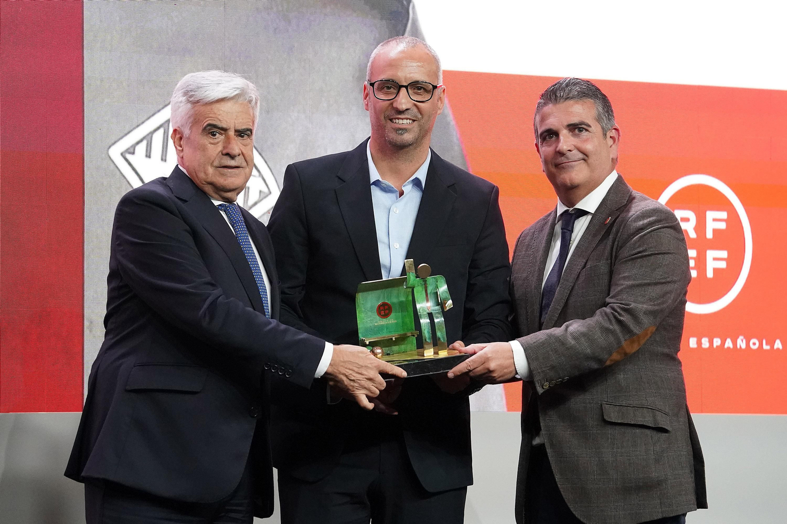 Antonio Vadillo, junto a Pedro Rocha, presidente en funciones de la RFEF, y David Gutiérrez, presidente del Comité de Entrenadores. Antonio Vadillo, junto a Pedro Rocha, presidente en funciones de la RFEF, y David Gutiérrez, presidente del Comité de Entrenadores.