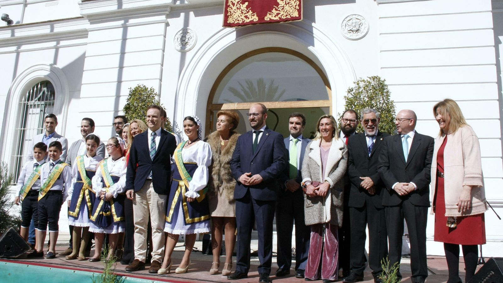 Imagen de los miembros de la Corporación Municipal frente al Ayuntamiento.