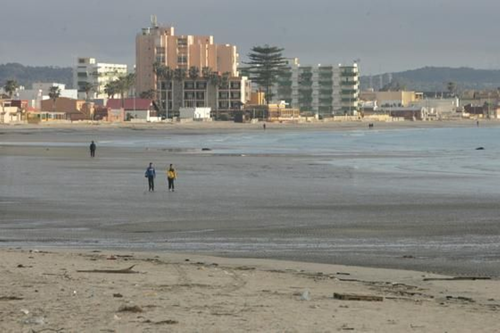 La marea histórica se vivió en las playas del Campo de Gibraltar con mucha espectación, sobre todo en la de Poniente de La Línea y El Rinconcillo de Algeciras./Fotos:Paco Guerrero/Shus Terán/J.M.Quiñones

Foto: Paco Guerrero/J.M.Q./Shus Teran/