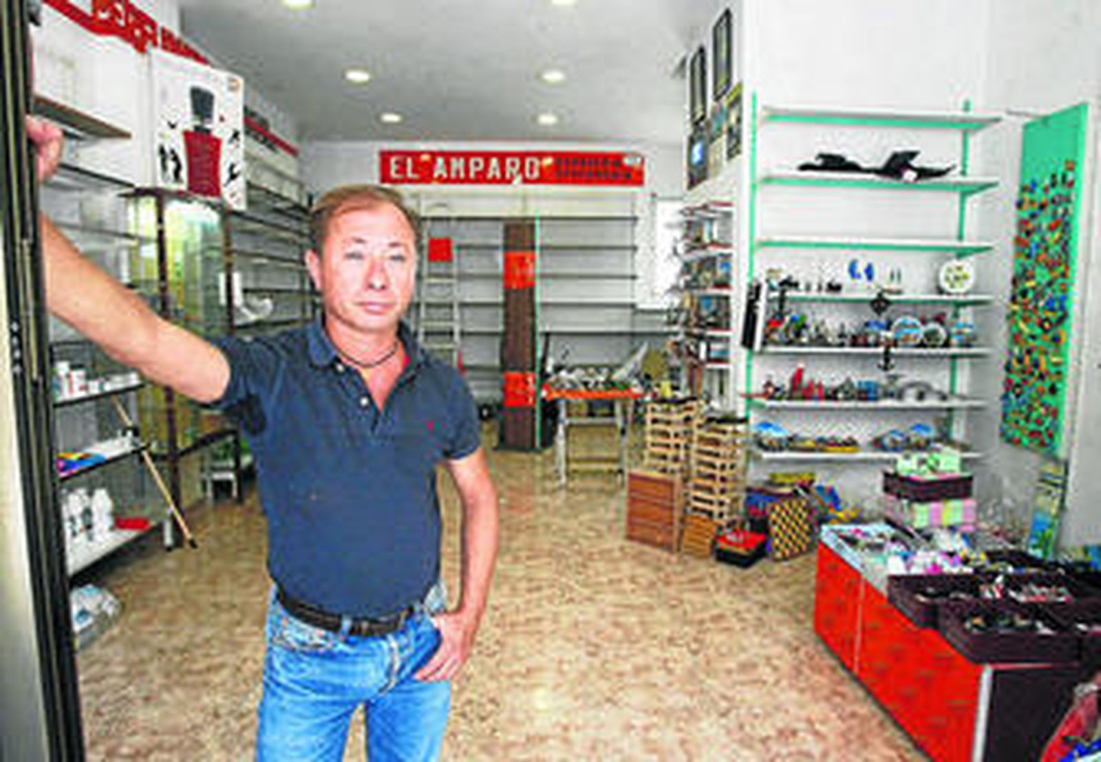 Paco González o Paco 'España' en la puerta de El Amparo con las estanterías semivacías por la liquidación.