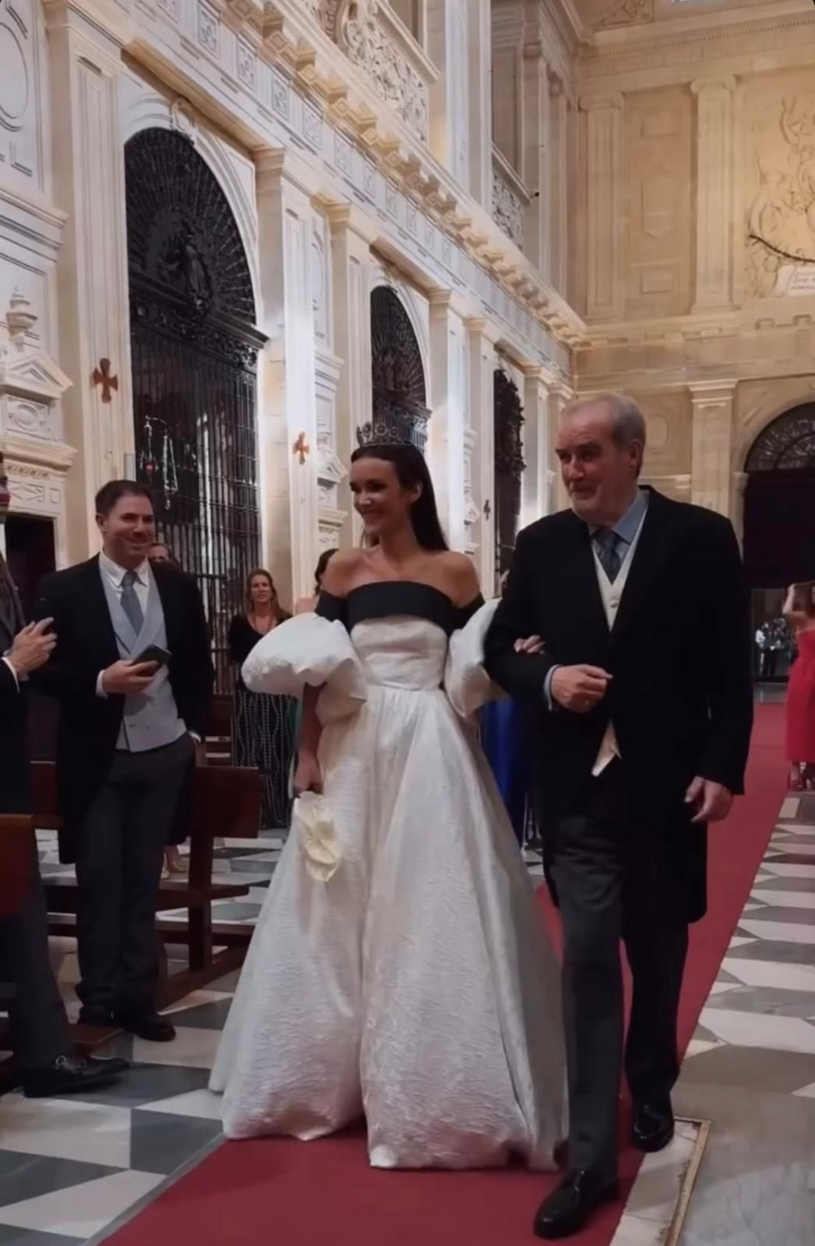 La novia entrando en la iglesia con su padre, Gabriel Represa Vila.