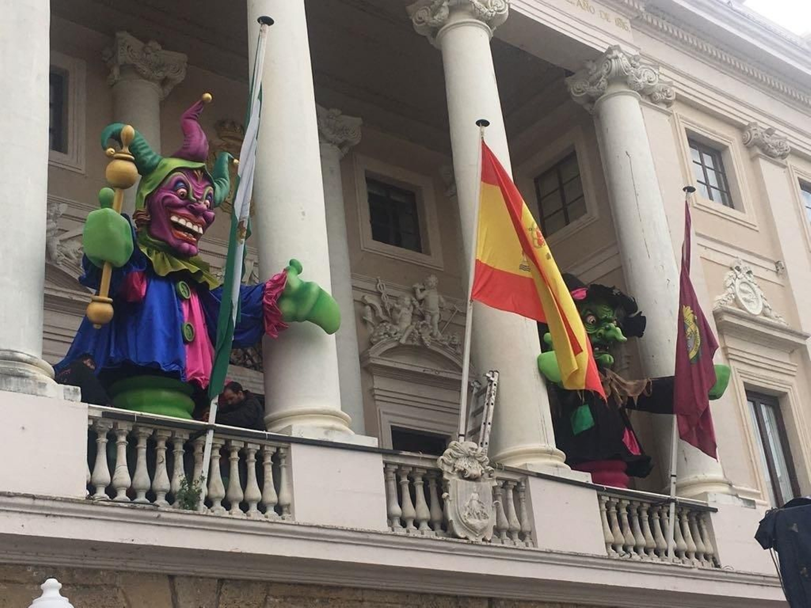 La Bruja Piti y el Dios Momo, en el balcón del Ayuntamiento de Cádiz.