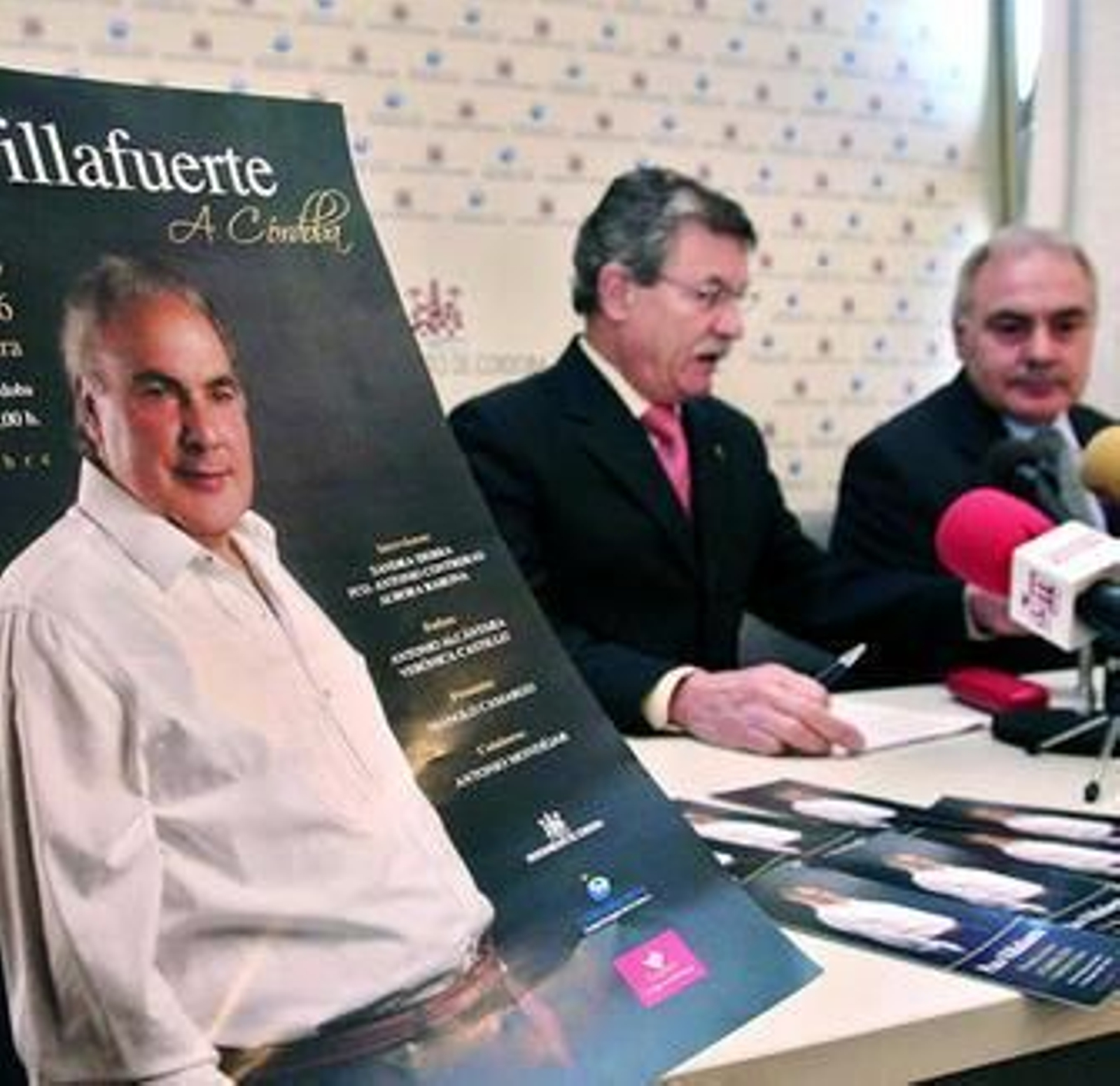 Ferrero y Villafuerte, en segundo plano, en la presentación.