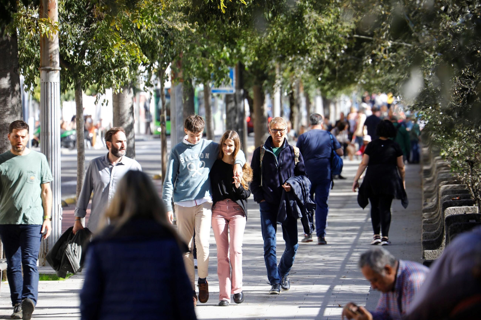 Las imágenes de Córdoba repleta de turistas en el Puente de los Santos