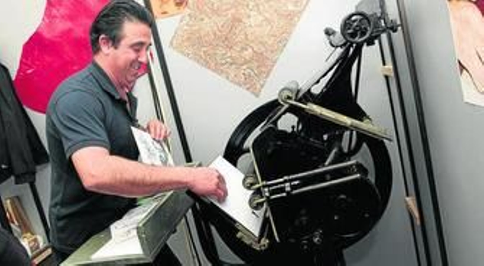 1. José Antonio Valdivia con la imprenta del siglo XVIII. 2. Un detalle de la imprenta.  3. Utensilios para la encuadernación. 4 y 5. Demostración de grabado en tapas por termoimpresión. 6. Francisco Domínguez.