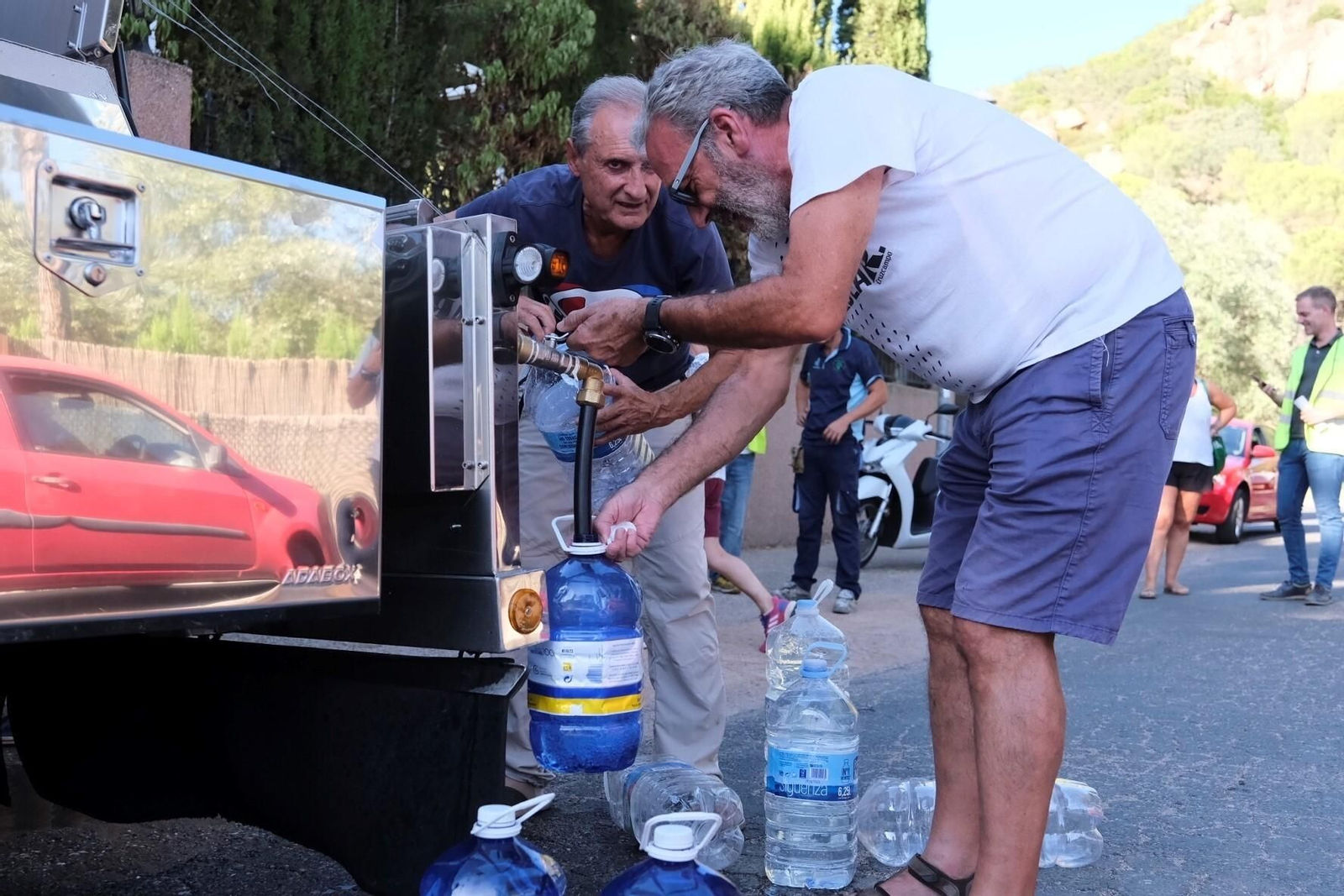 Vecinos de Las Jaras se abastecen de agua de los camiones cisterna de Emacsa. Vecinos de Las Jaras se abastecen de agua de los camiones cisterna de Emacsa.