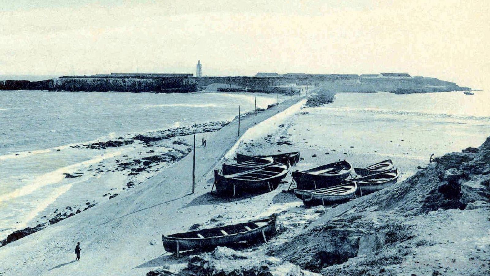Barcas varadas en la playa junto al cerro de Santa Catalina. Fotografía de M. Ruffo hacia 1930 Barcas varadas en la playa junto al cerro de Santa Catalina. Fotografía de M. Ruffo hacia 1930