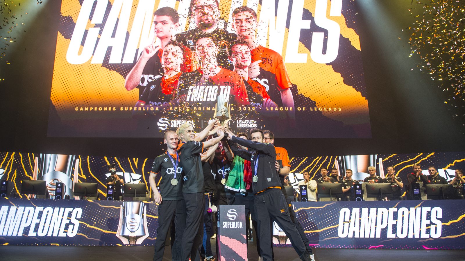 El equipo de Fnatic alza el trofeo en Sevilla tras ganar la Superliga.