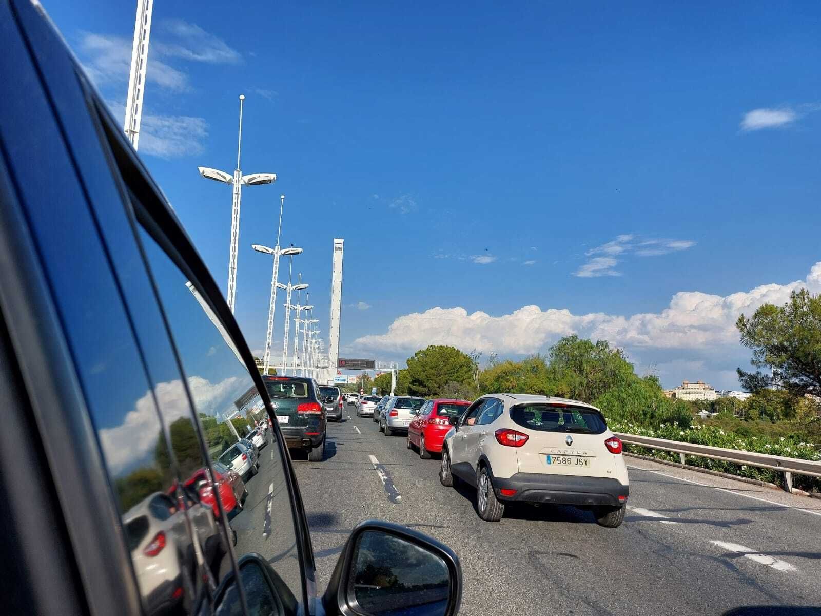 Una cola de coches para entrar en el recinto del Estadio de La Cartuja.