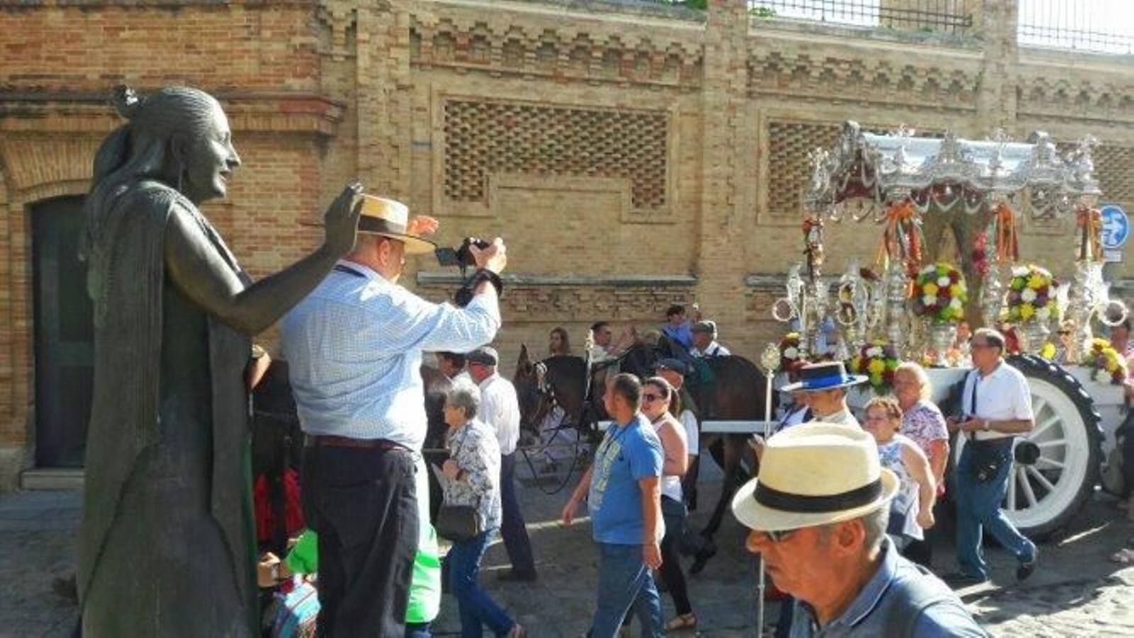 La hermandad del Rocío llega a Santo Domingo para visitar a la Patrona.