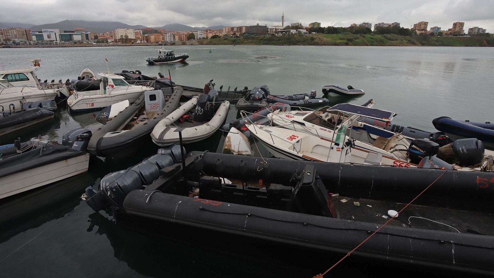 Fotos de la retirada de las narcoembarcaciones del puerto de Algeciras