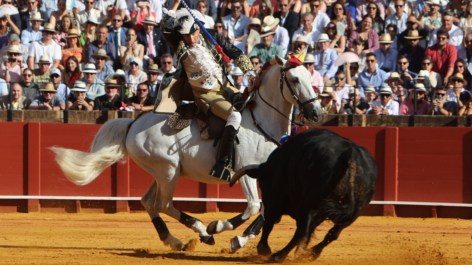 Sobrio y elegante, vestido a la federica, abrió plaza el luso Antonio Ribeiro Telles.