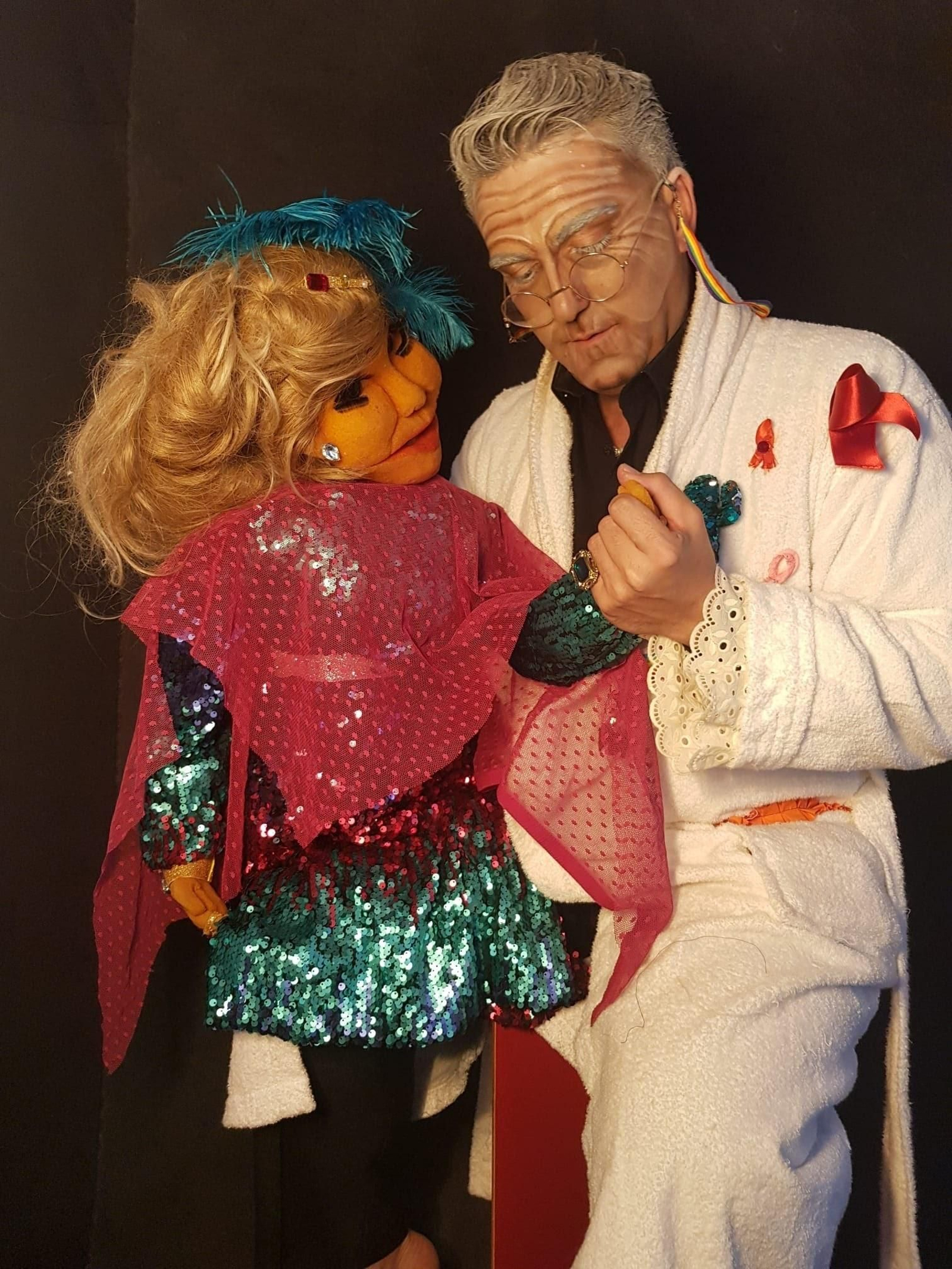 La obra quiere  concienciar sobre la situación de los grupos del colectivo LGTBI.