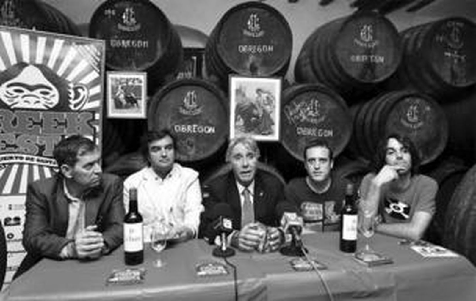 Los organizadores del festival (dcha) y los concejales de Cultura, Turismo y Juventud, ayer en Bodegas Obregón.