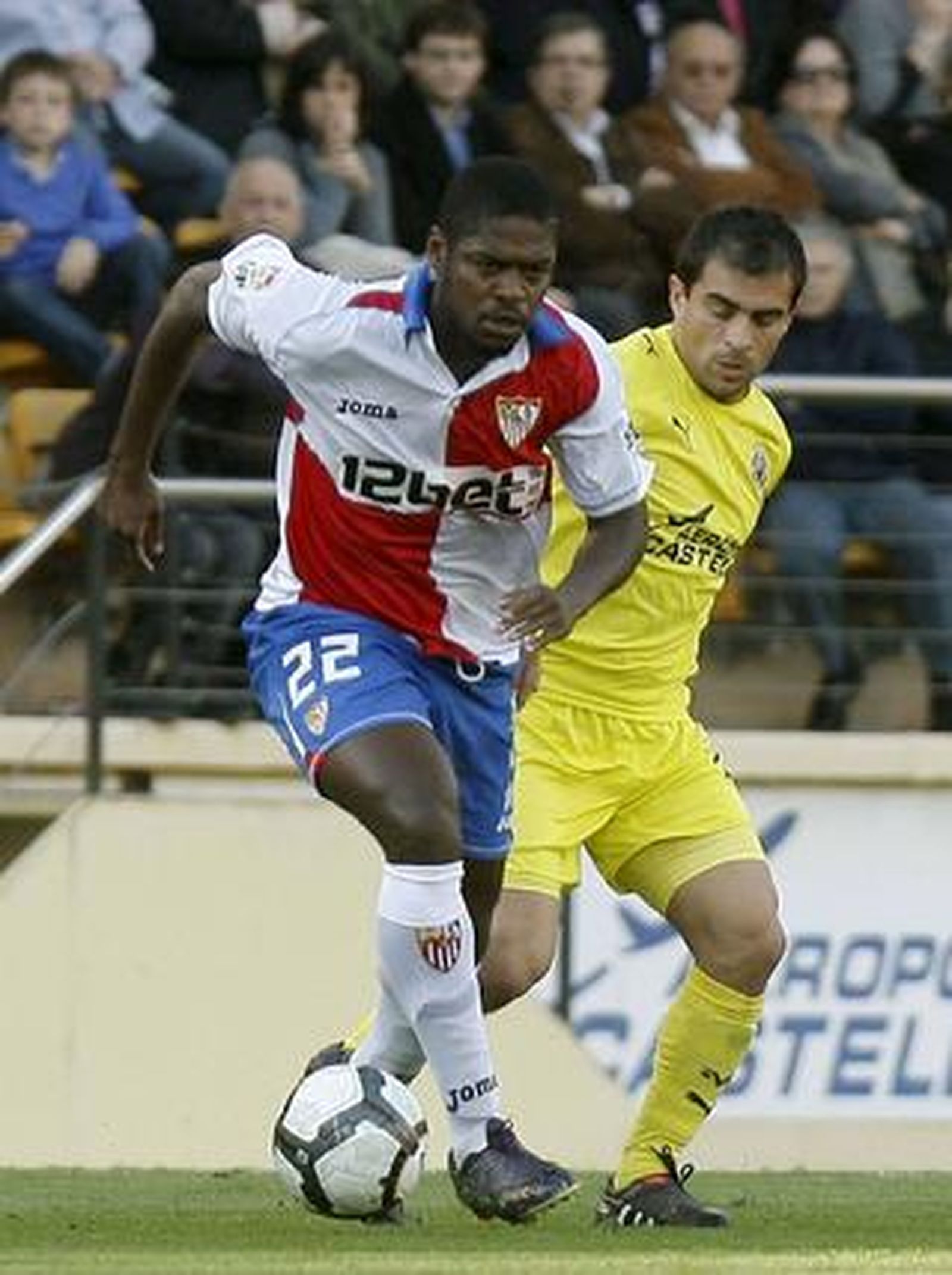 Romaric trata de salir con el balón controlado. / EFE