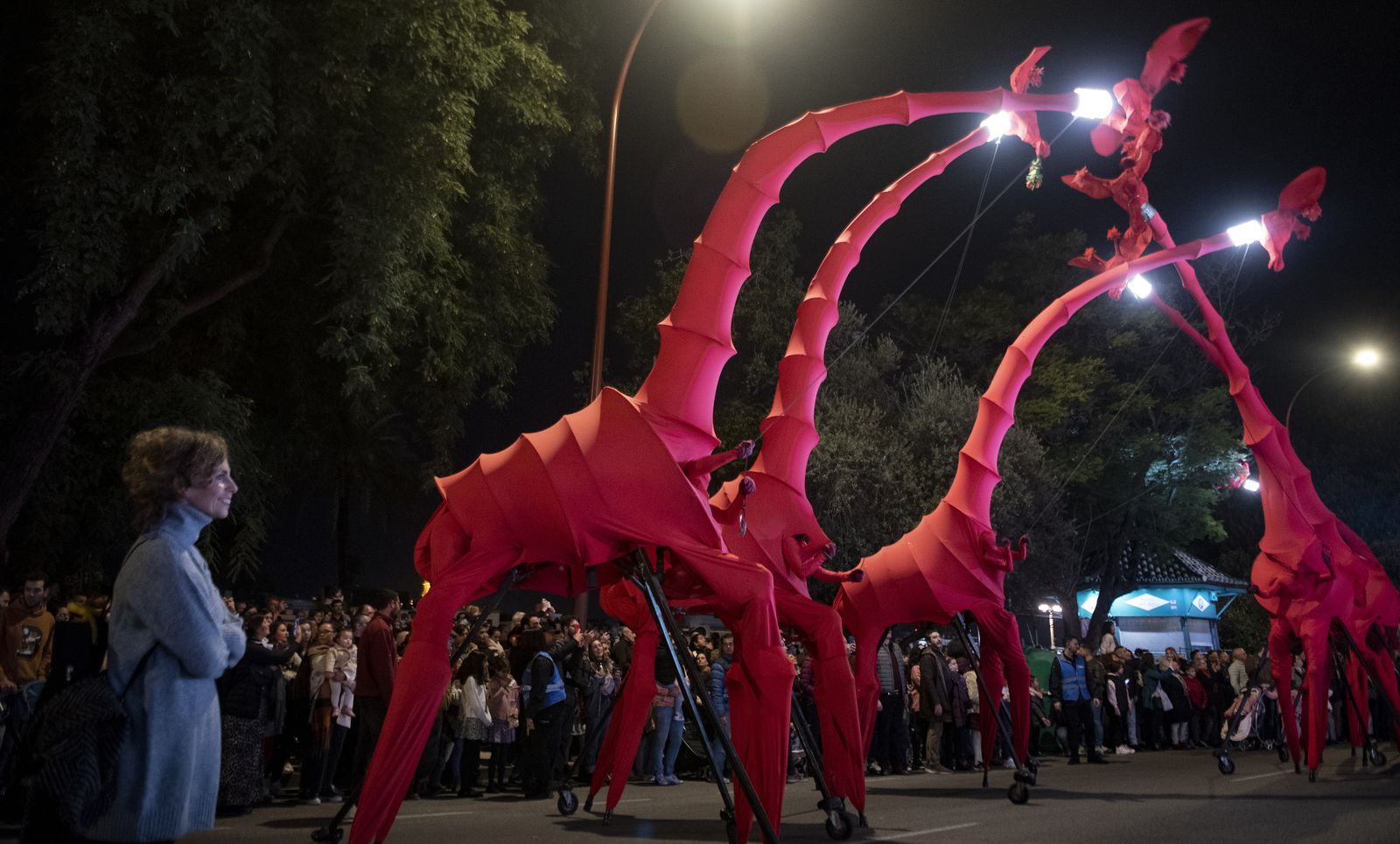 Las imágenes del pasacalles con marionetas gigantes de jirafas, por el Paseo de Colón