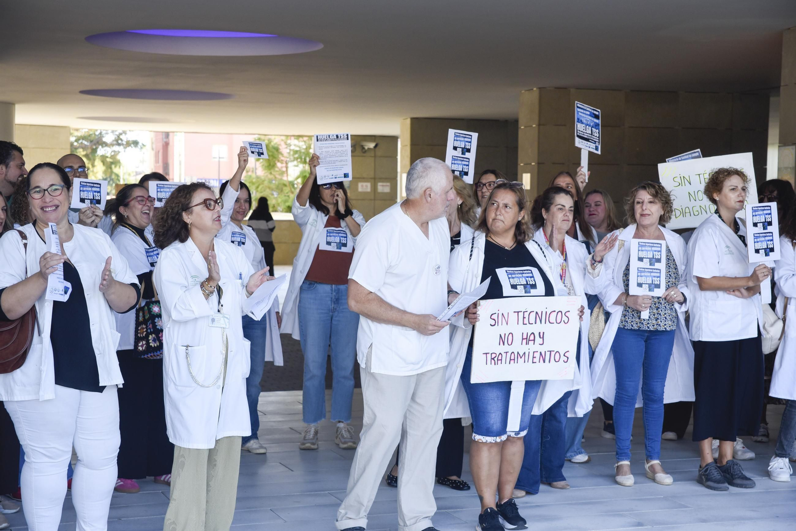 Las fotos de la concentración de los Técnicos Superiores Sanitarios en el Hospital de La Línea