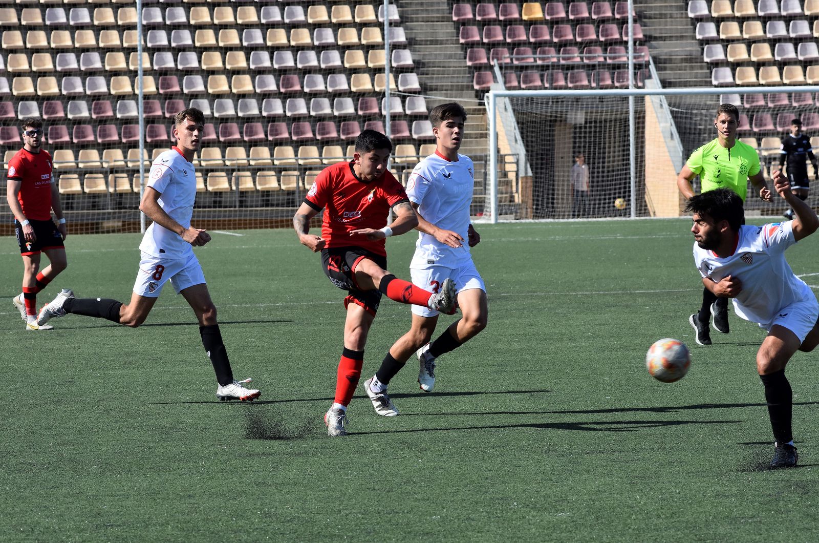 Jugada en el encuentro entre el Sevilla C y el Ayamonte.
