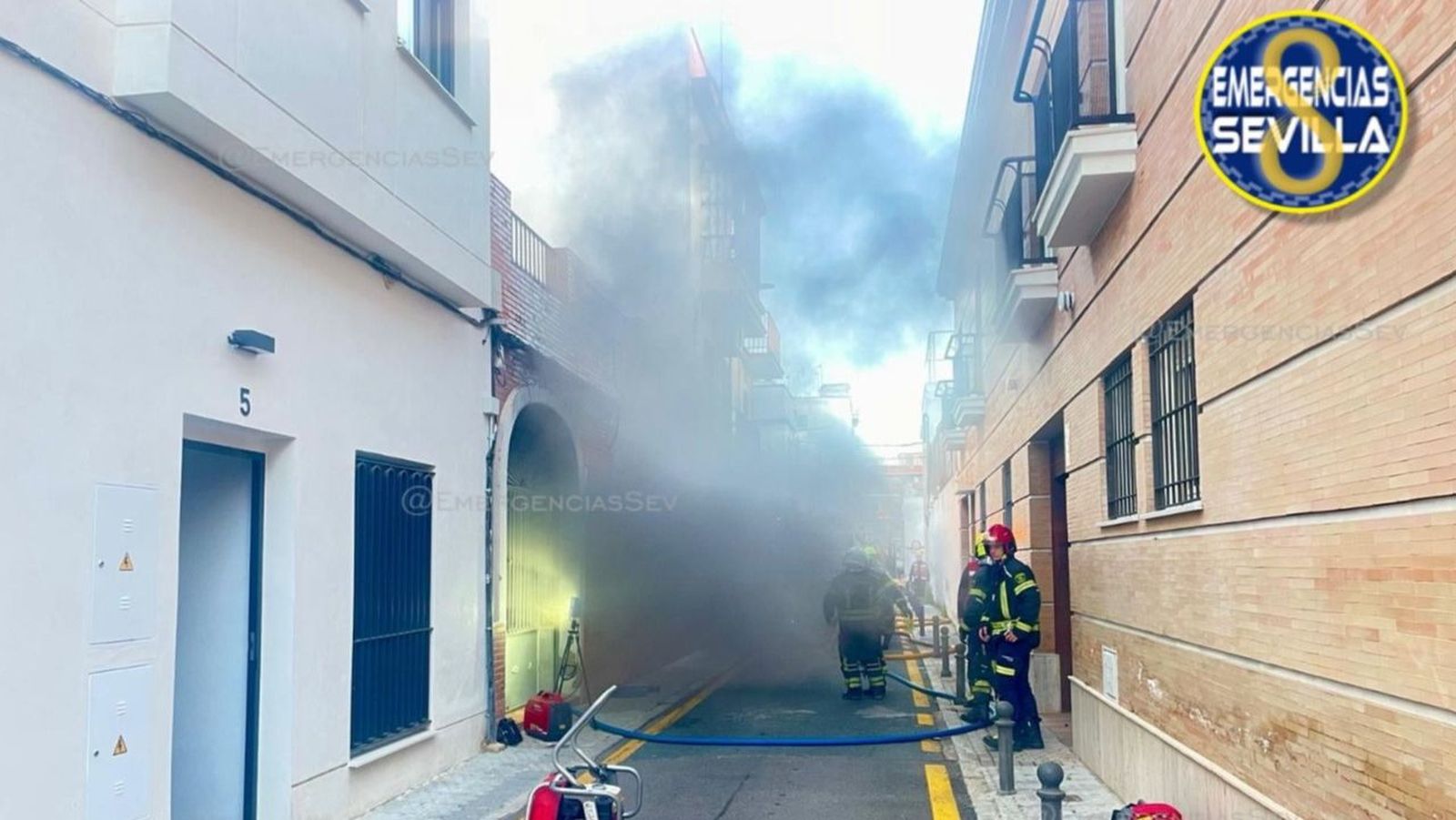 Efectivos de los Bomoberos intervienen en el incendio de la calle Juan de Oñate