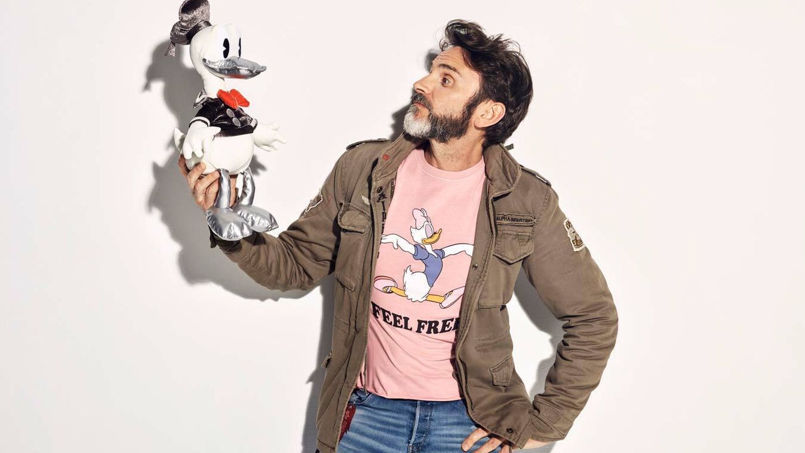 Fernando Tejero posa con el Pato Donald por su 85 cumpleaños.