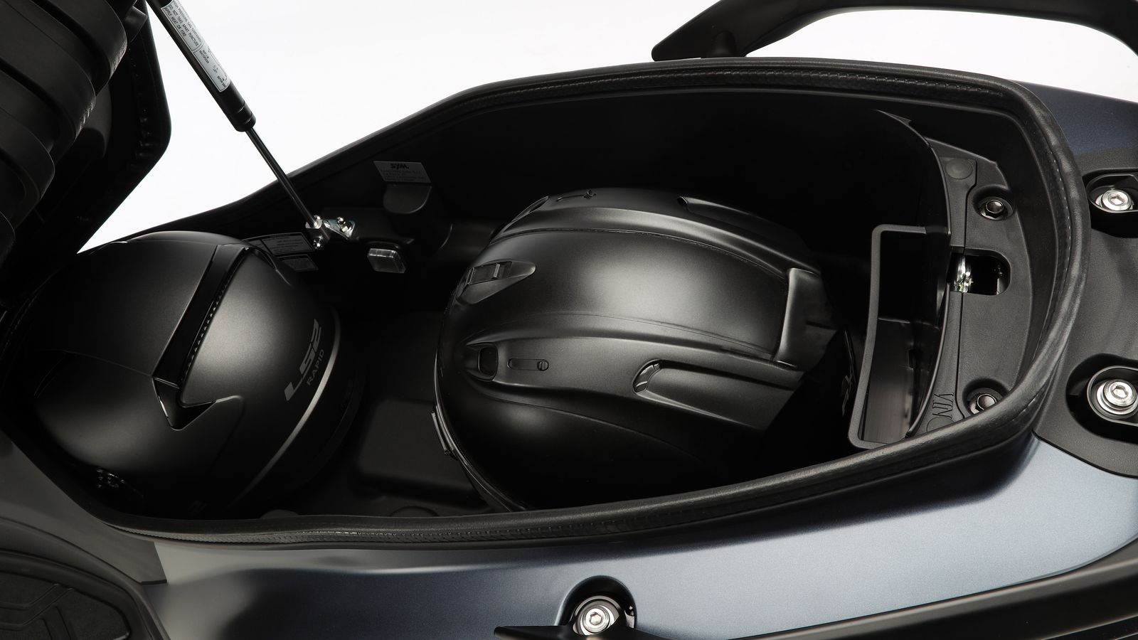 Bajo el asiento, el Joymax Z+ 125 tiene un hueco que admite dos cascos integrales.