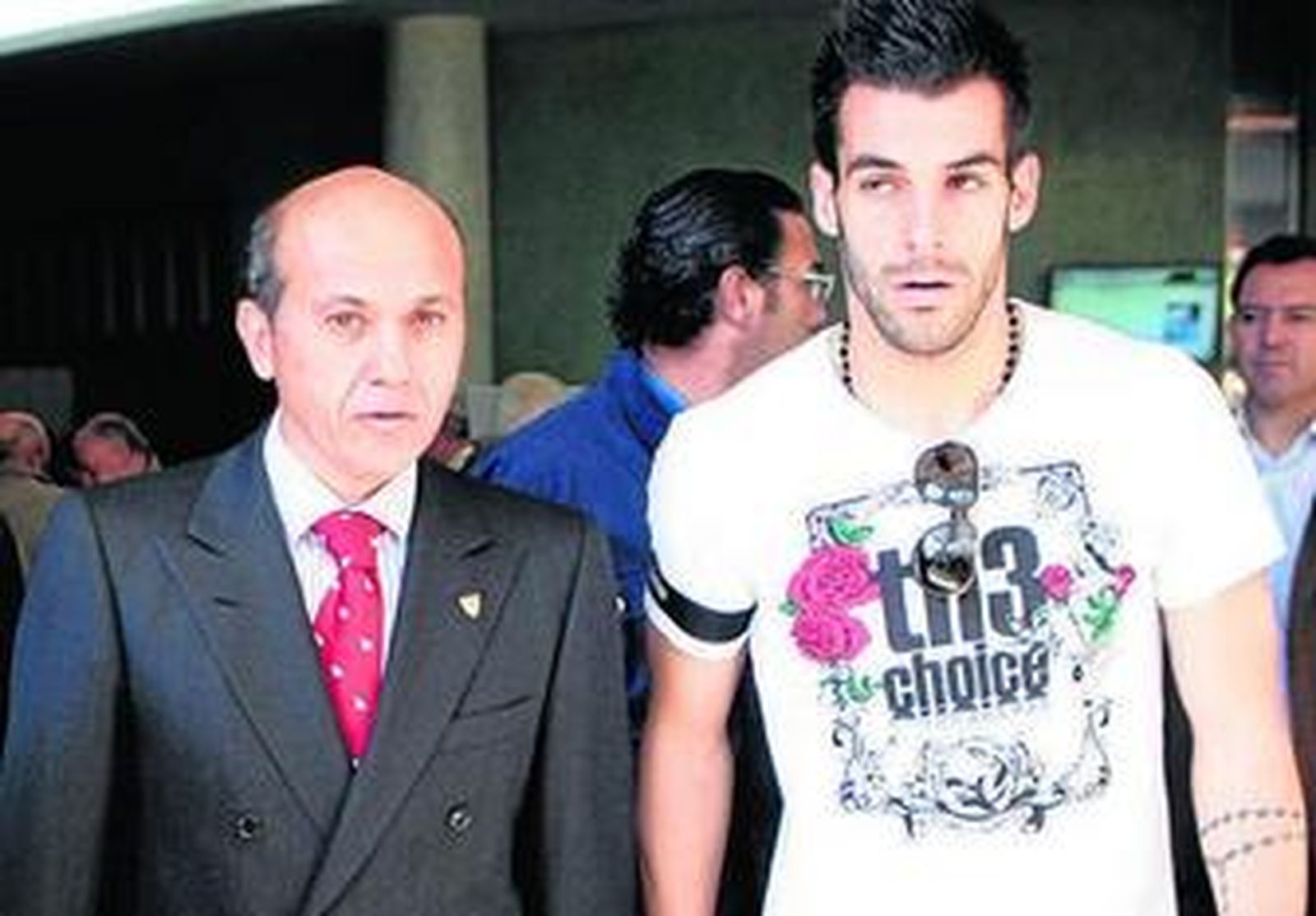 Del Nido y Negredo, a la salida de la misa por Gabriel Rojas.