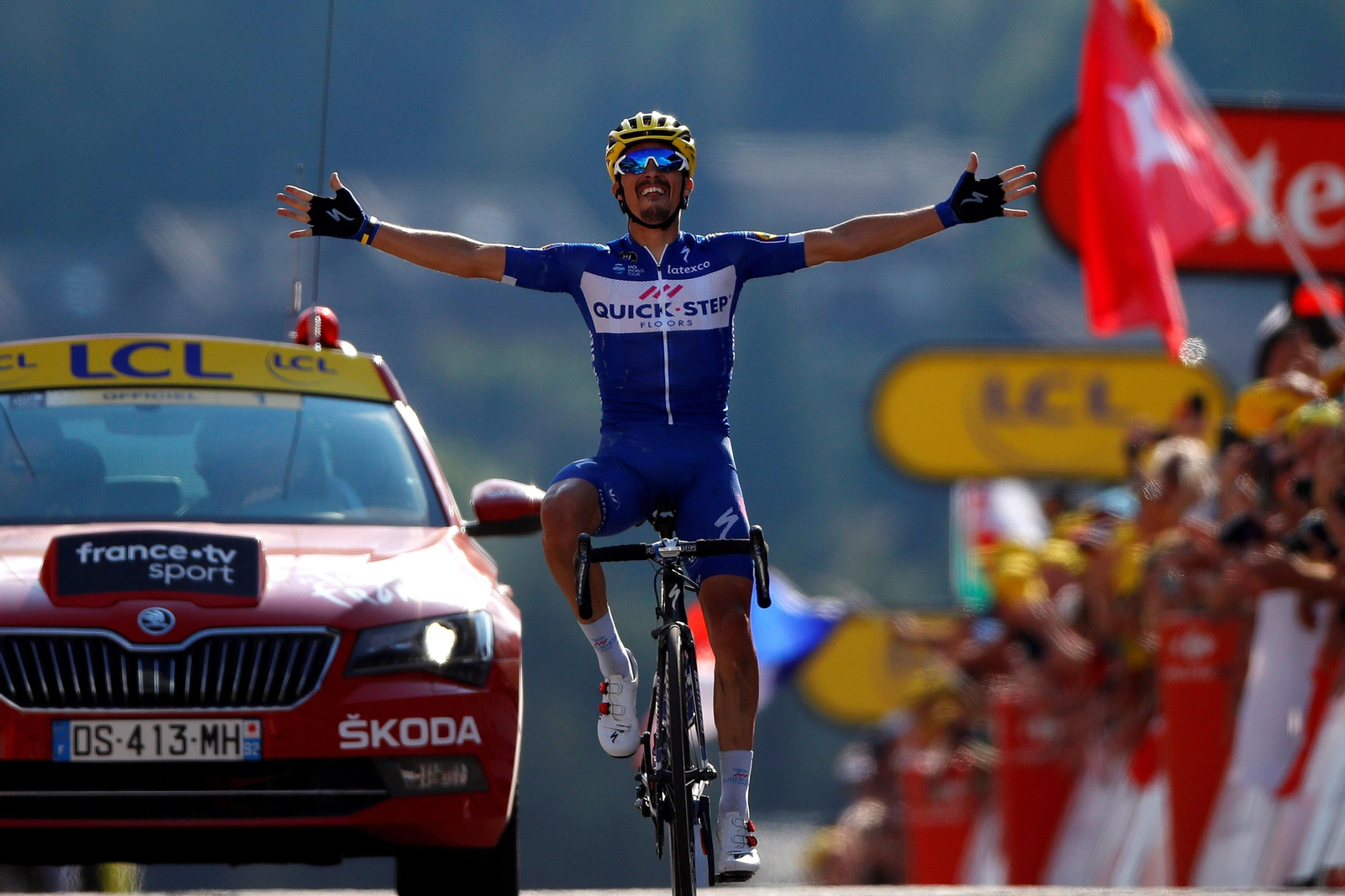 Julian Alaphilippe celebra la victoria conseguida en la décima etapa de la 105ª edición del Tour de Francia. Julian Alaphilippe celebra la victoria conseguida en la décima etapa de la 105ª edición del Tour de Francia.