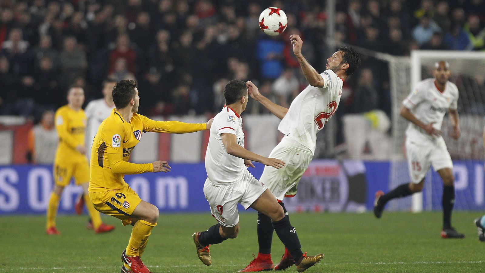 Franco Vázquez controla un balón.
