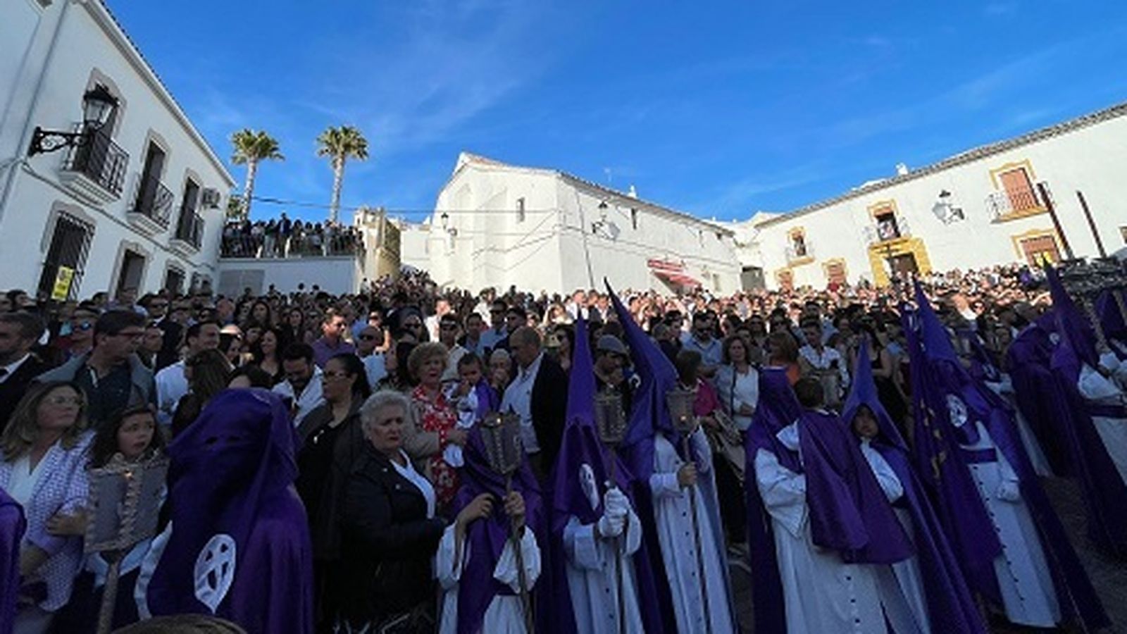 Nazarenos y público.