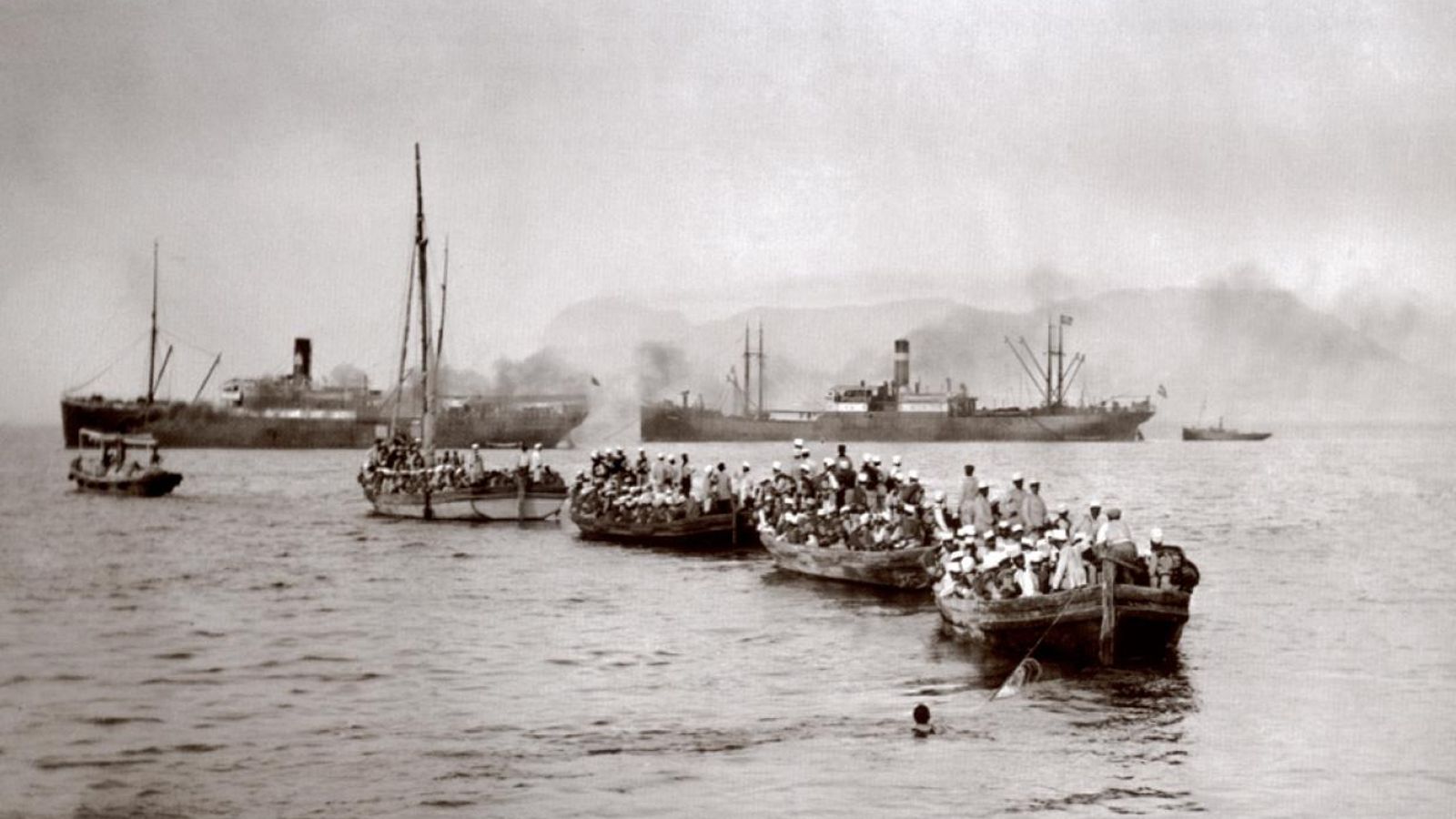 Embarque de tropas para la Guerra de Marruecos en el puerto de Algeciras. Año 1925. Embarque de tropas para la Guerra de Marruecos en el puerto de Algeciras. Año 1925.