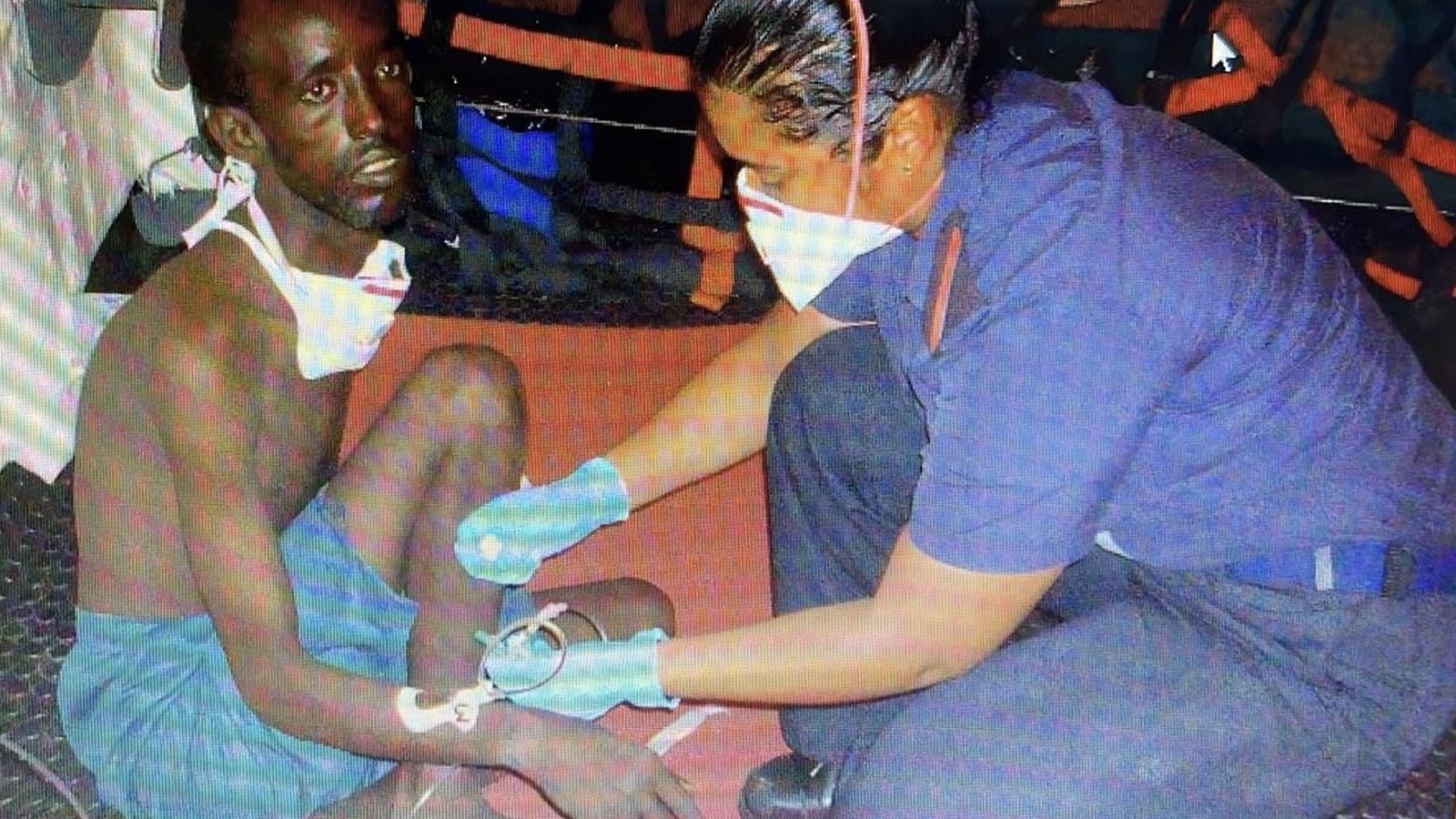 Gisela atendiendo a una persona durante un despliegue atipiratería en el Índico.