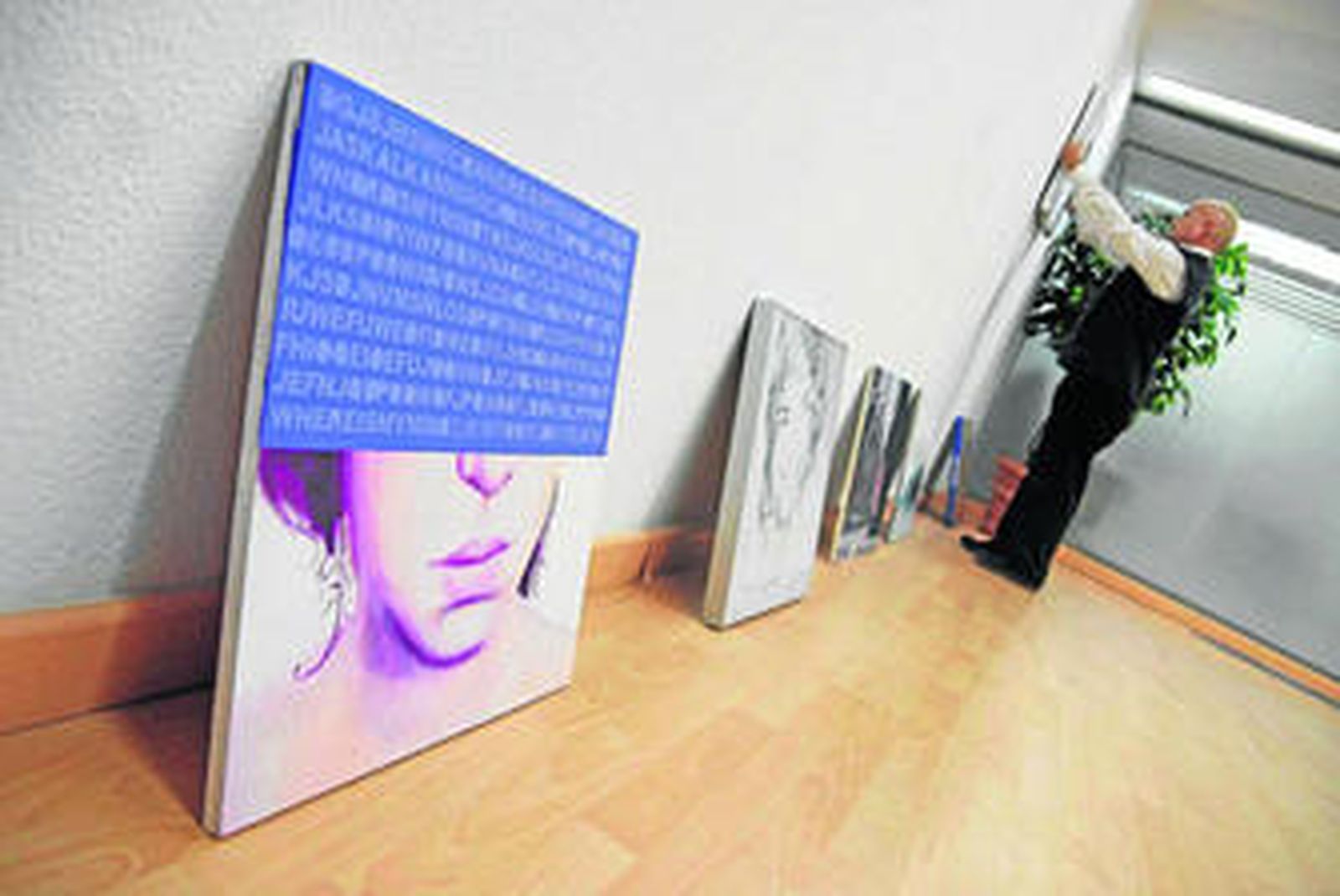 El coordinador de 'ArteaDiario', Bernardo Palomo, durante el montaje de la muestra, ayer.