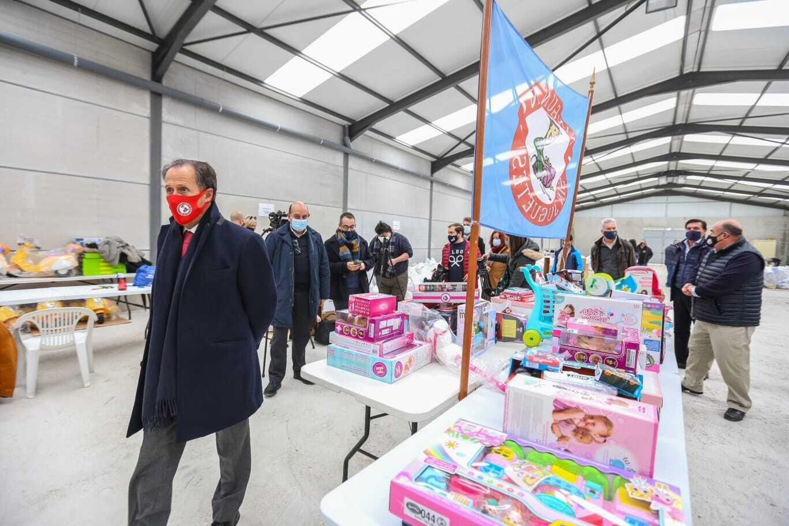 Un momento de la visita realizada hoy lunes por los responsables municipales a la nave donde se preparan los regalos de los niños.