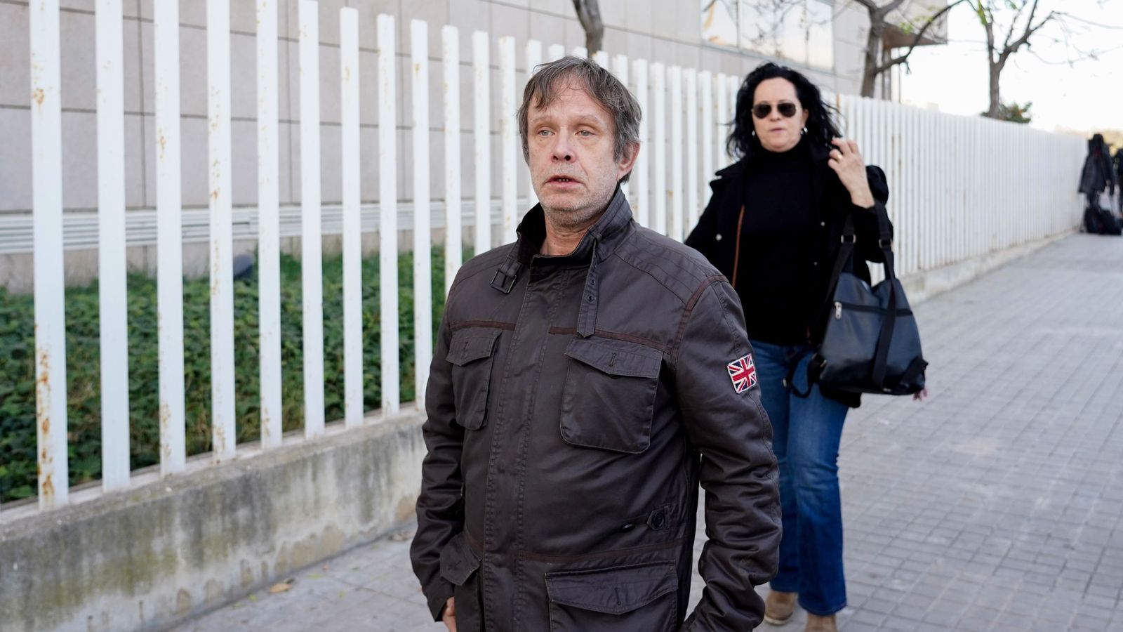 El hijo de Arévalo a su llegada al tanatorio para velar a su padre