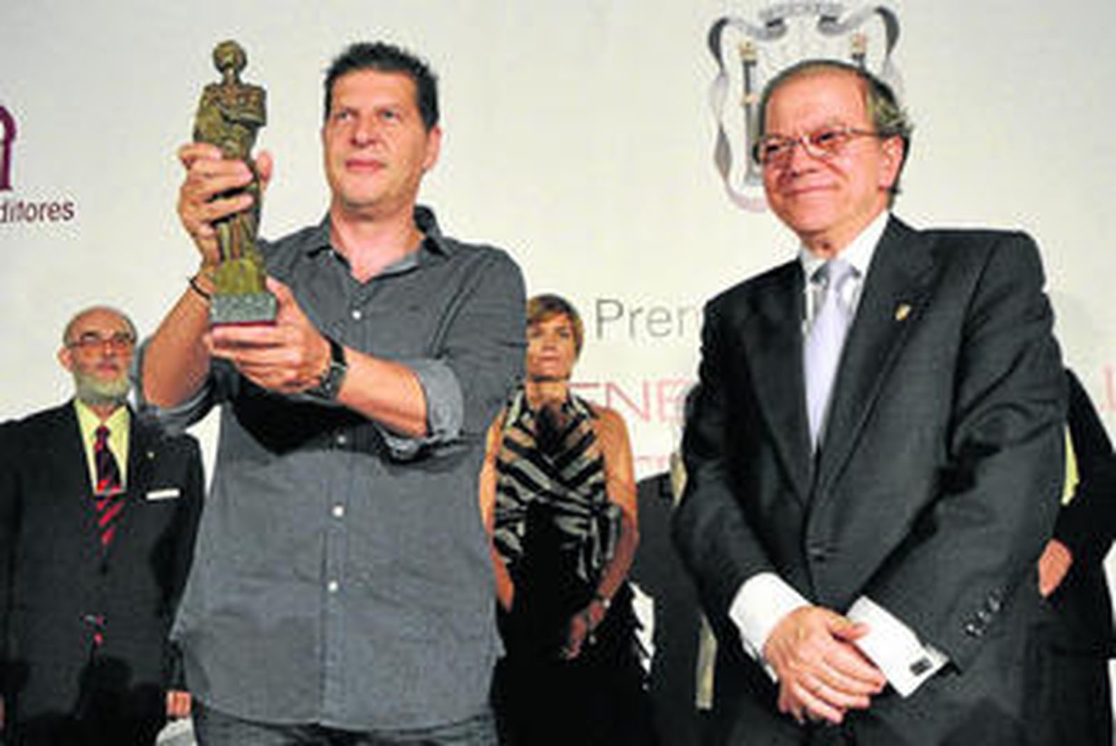 David Tejera recibió anoche el Premio Ateneo de Sevilla en una cena que se celebró en los Reales Alcázares.