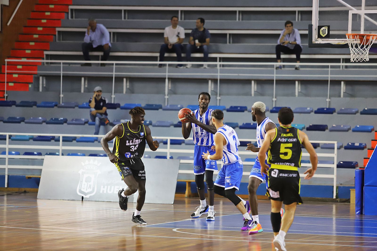 Imágenes de la Primera jornada de la fase final a LEB Plata: Huelva Comercio Viridis vs Refitel Basket Lliria